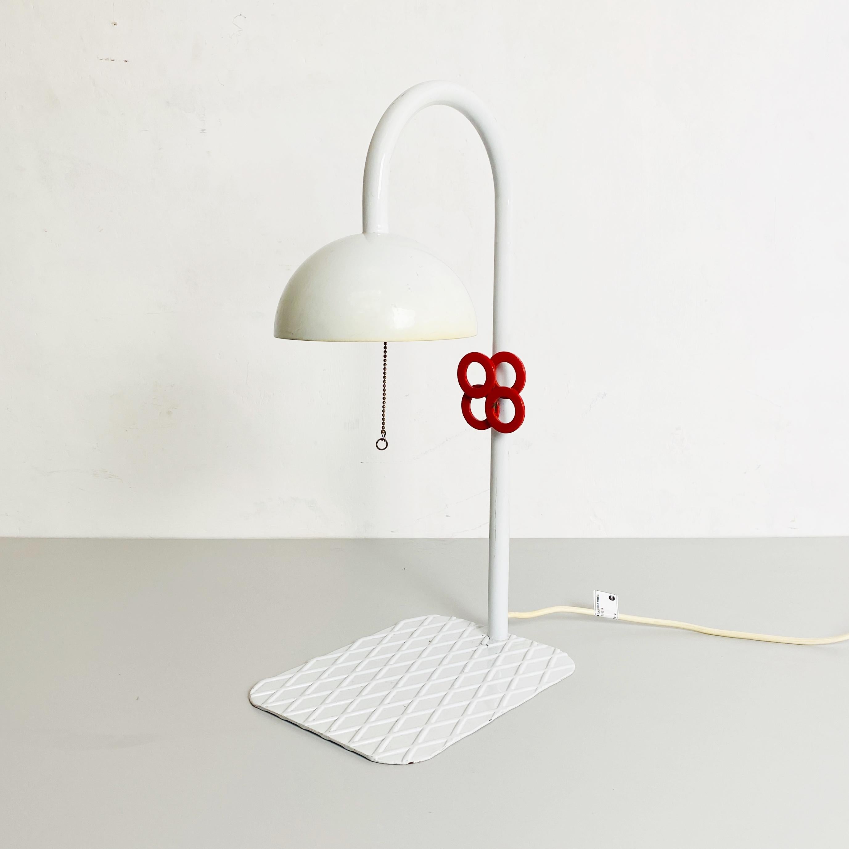Italian Mid-Century Modern White Metal Table Lamp by L'isola Che Non C'è, 1980s For Sale 1