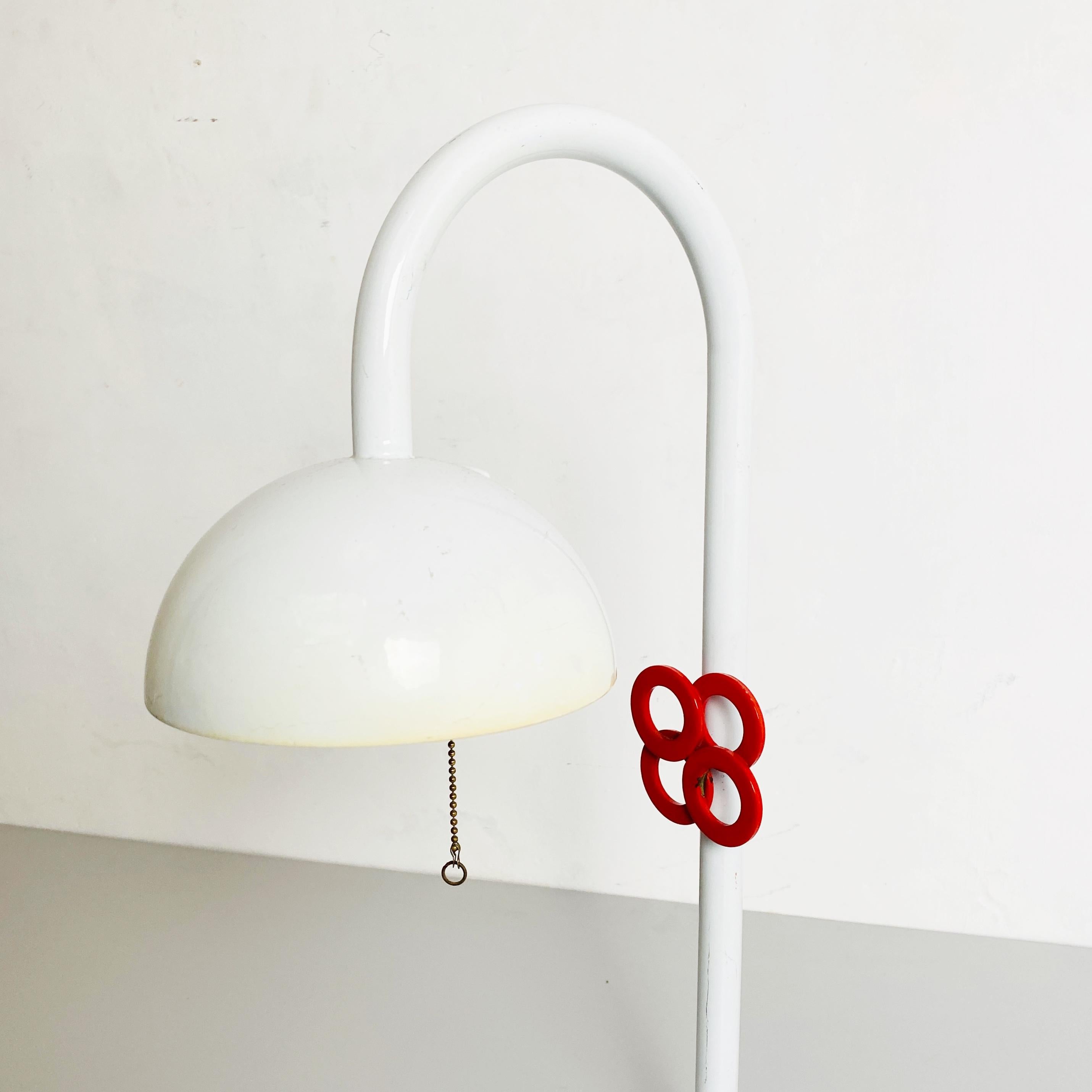 Italian Mid-Century Modern White Metal Table Lamp by L'isola Che Non C'è, 1980s For Sale 3