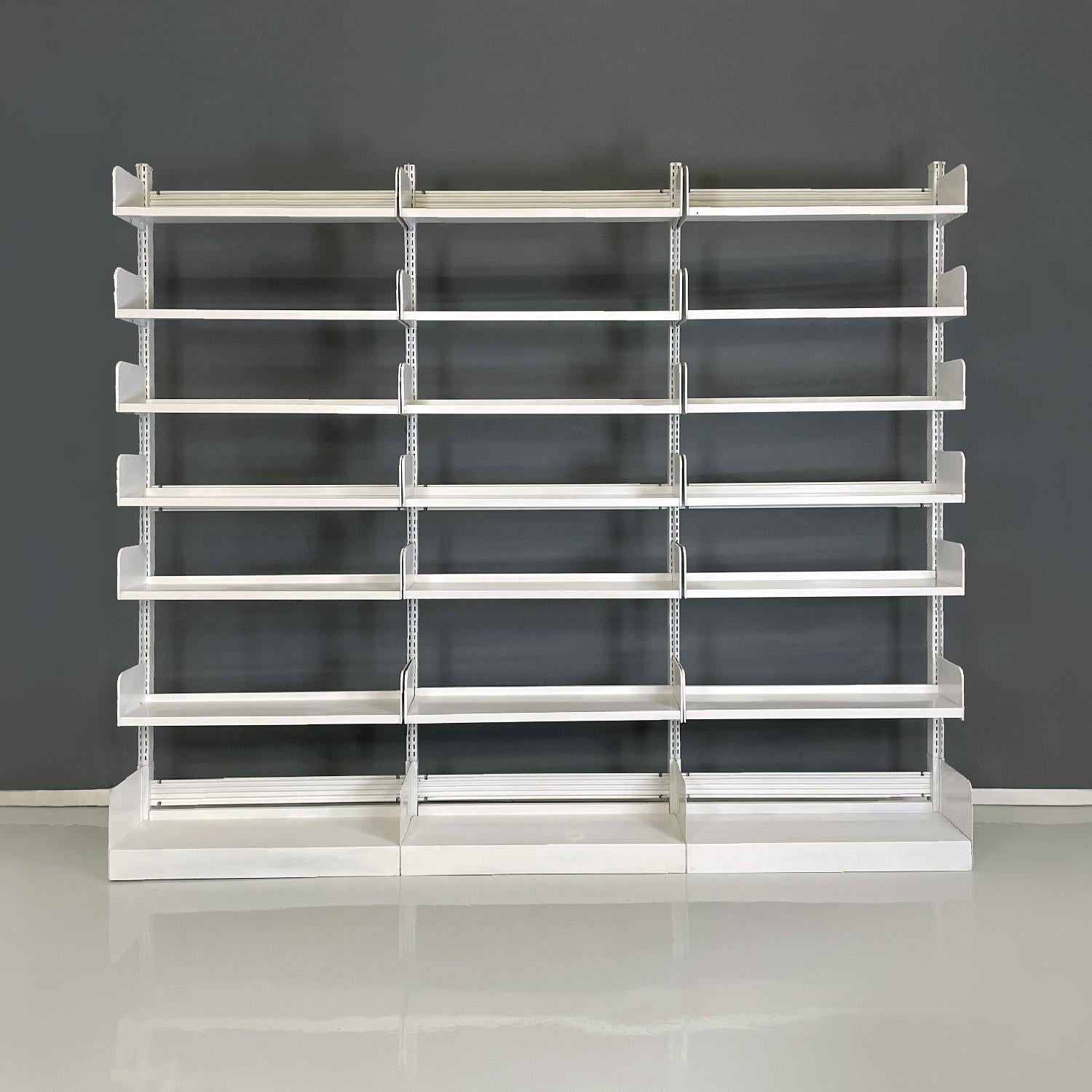 Italian mid-century modern white modular bookcase Congresso by Lips Vago, 1960s
Modular bookcase mod. Congresso with the structure entirely in white metal, original of the time, composed of four uprights, of which the central ones are double