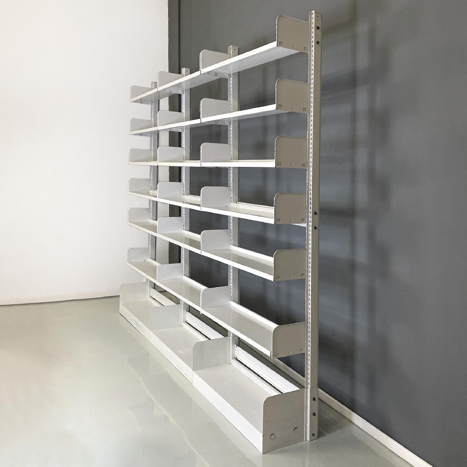 Mid-Century Modern Italian mid-century modern white modular bookcase Congresso by Lips Vago, 1960s For Sale