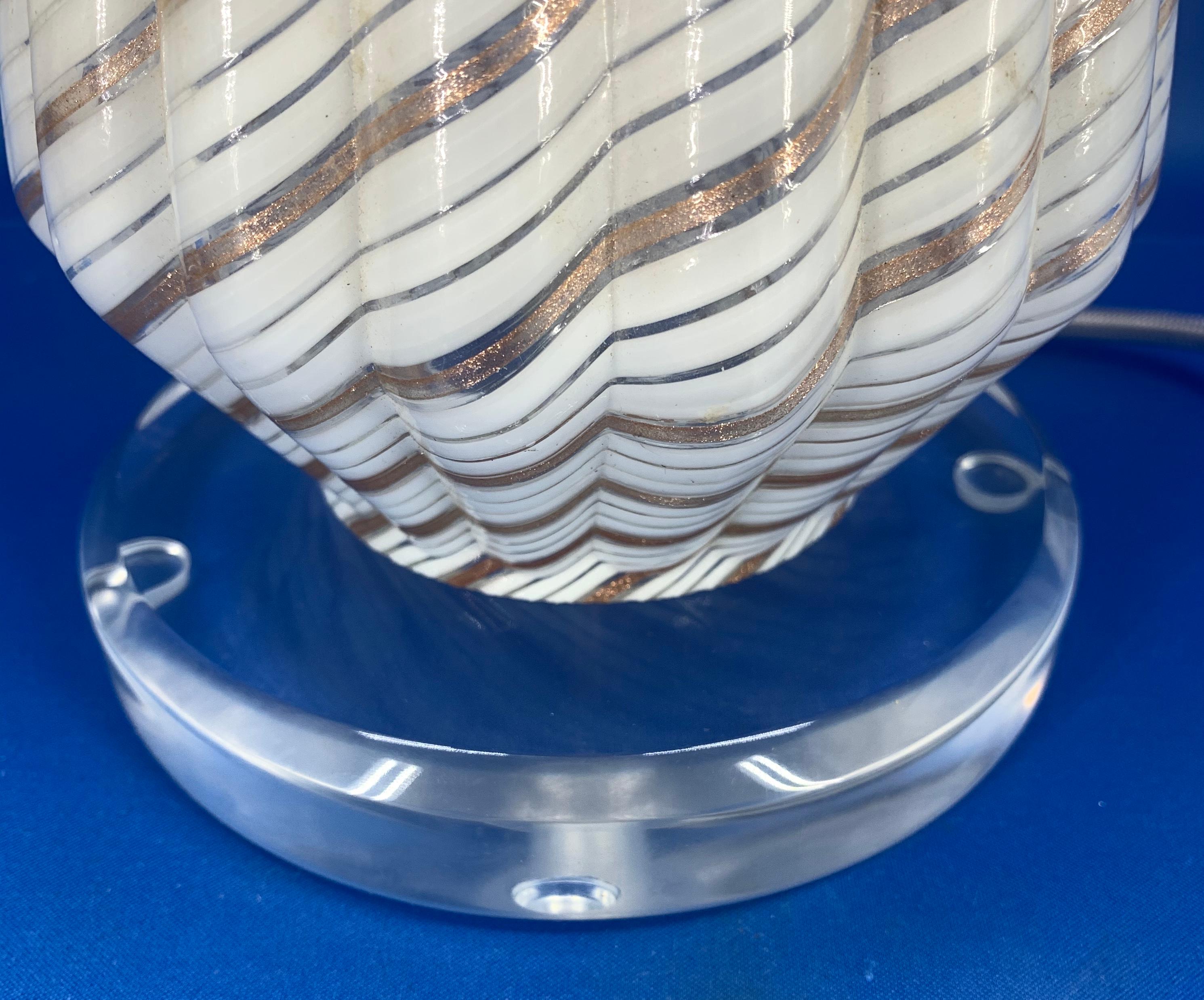 Italian Mid-Century Modern White Murano Art Glass Table Lamp For Sale 4