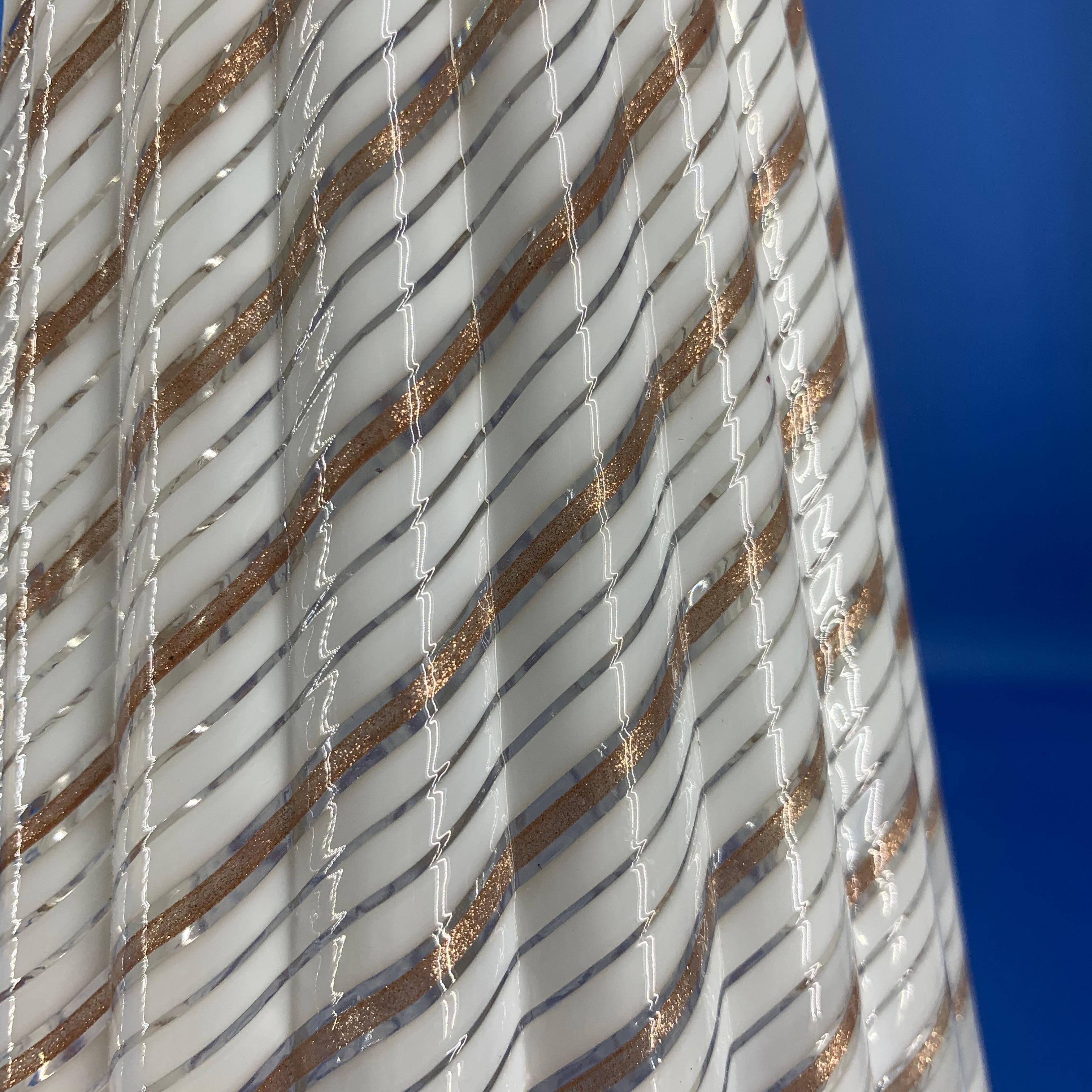 Lampada da tavolo italiana in vetro artistico di Murano bianco della metà del secolo scorso in vendita 3