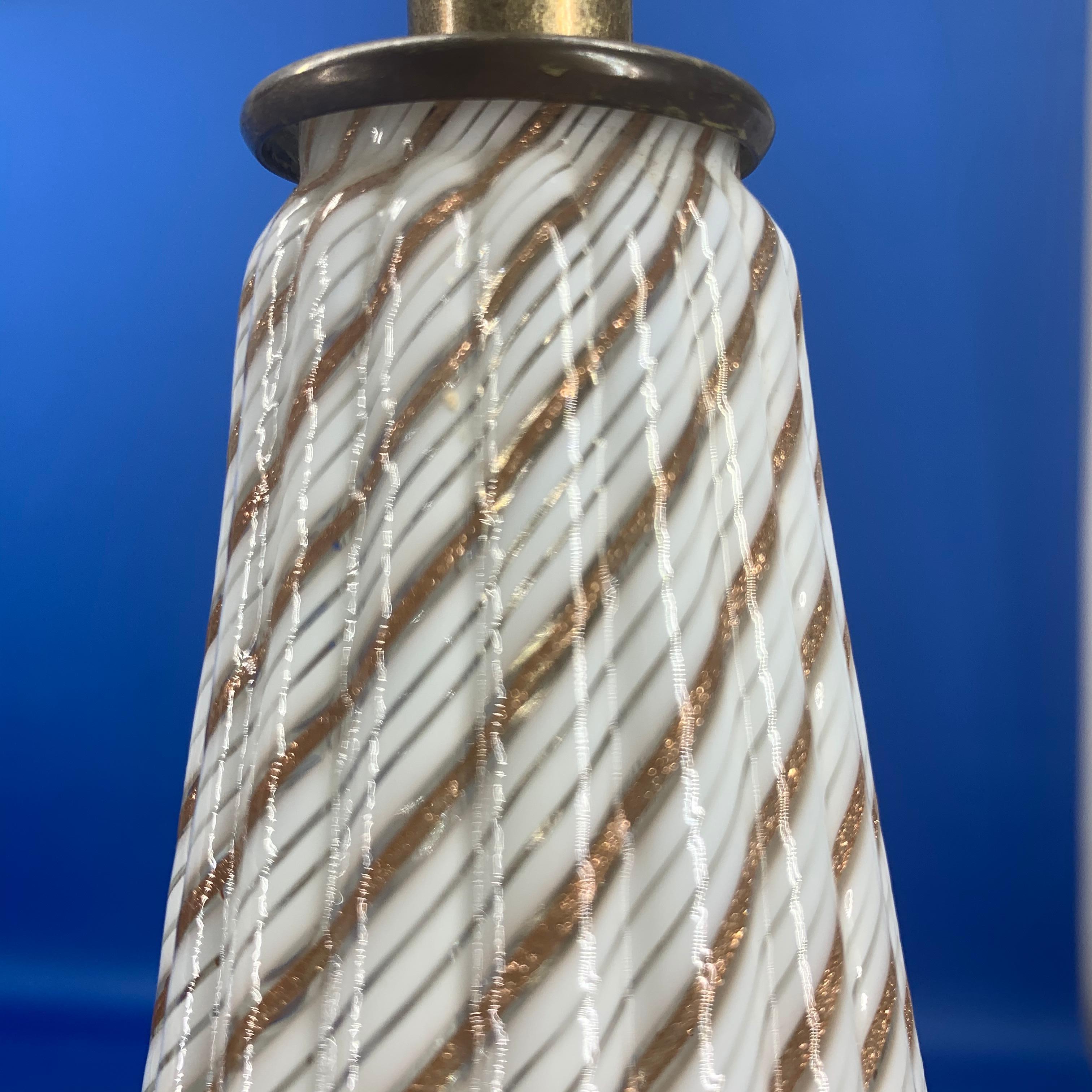 Lampada da tavolo italiana in vetro artistico di Murano bianco della metà del secolo scorso in vendita 6