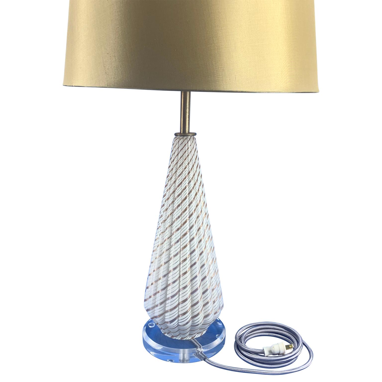 Italienische Tischlampe aus weißem Murano-Kunstglas aus der Jahrhundertmitte auf einem runden, dicken Lucite-Sockel.
Die Lampe wurde neu verkabelt und hat einen Lucite-Finial.
