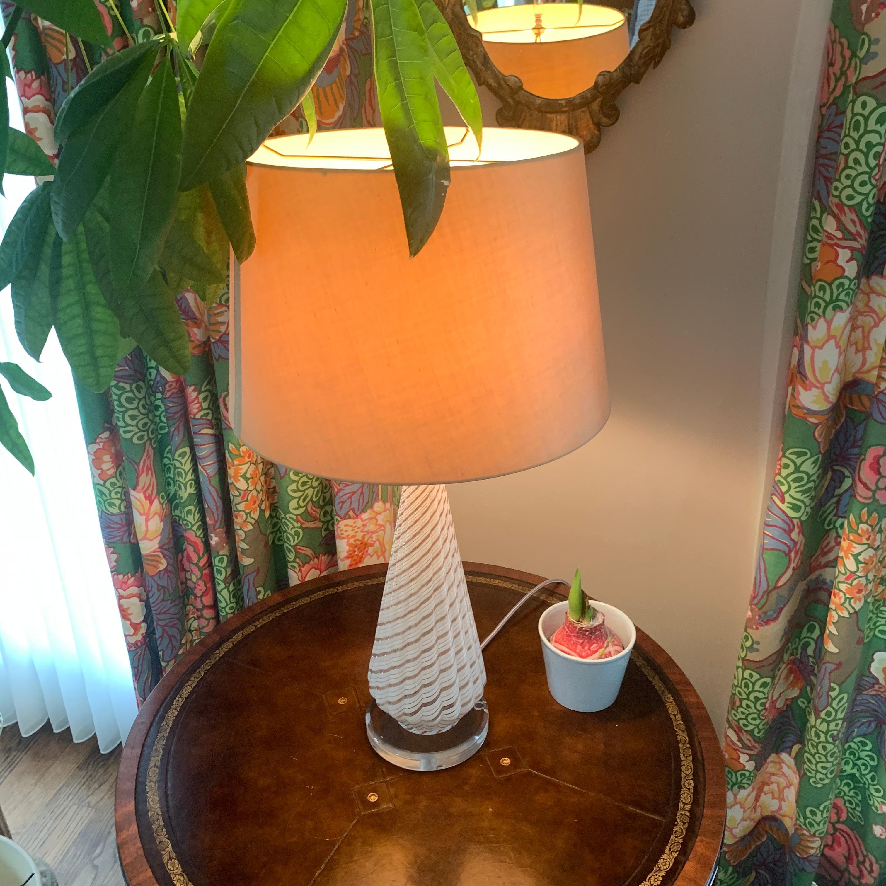 Italienische Mid-Century Modern-Tischlampe aus weißem Murano-Kunstglas im Zustand „Gut“ im Angebot in Haddonfield, NJ