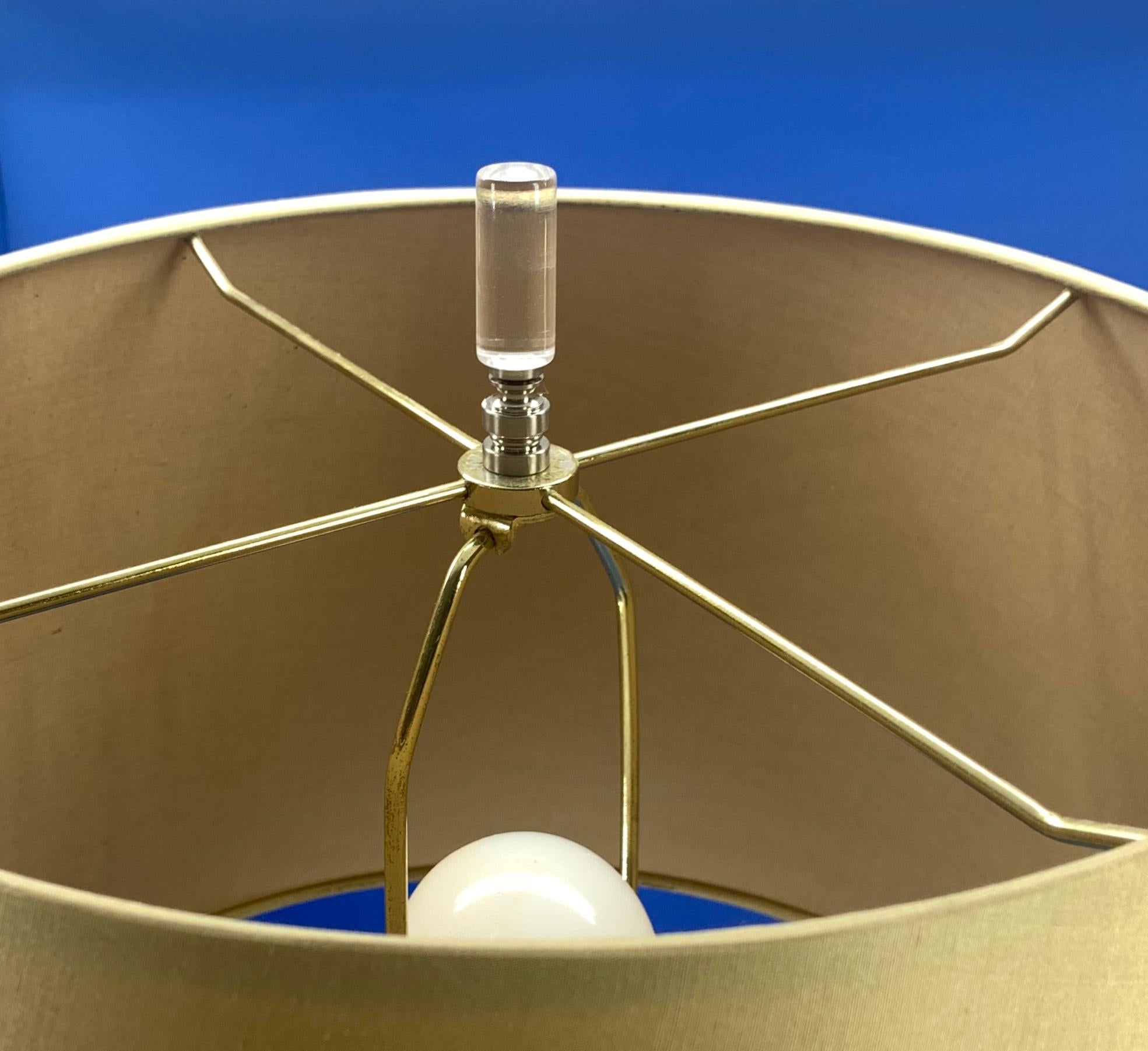 Lampada da tavolo italiana in vetro artistico di Murano bianco della metà del secolo scorso in vendita 1