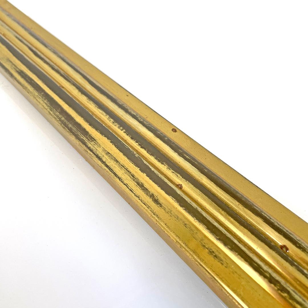 Aplique italiano de mediados de siglo moderno de plexiglás blanco y latón, años 50 en venta 7