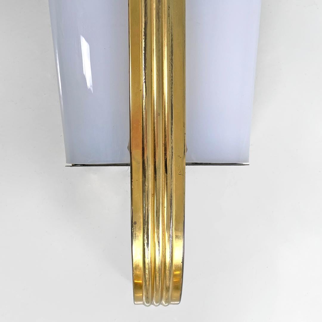 Aplique italiano de mediados de siglo moderno de plexiglás blanco y latón, años 50 en venta 9