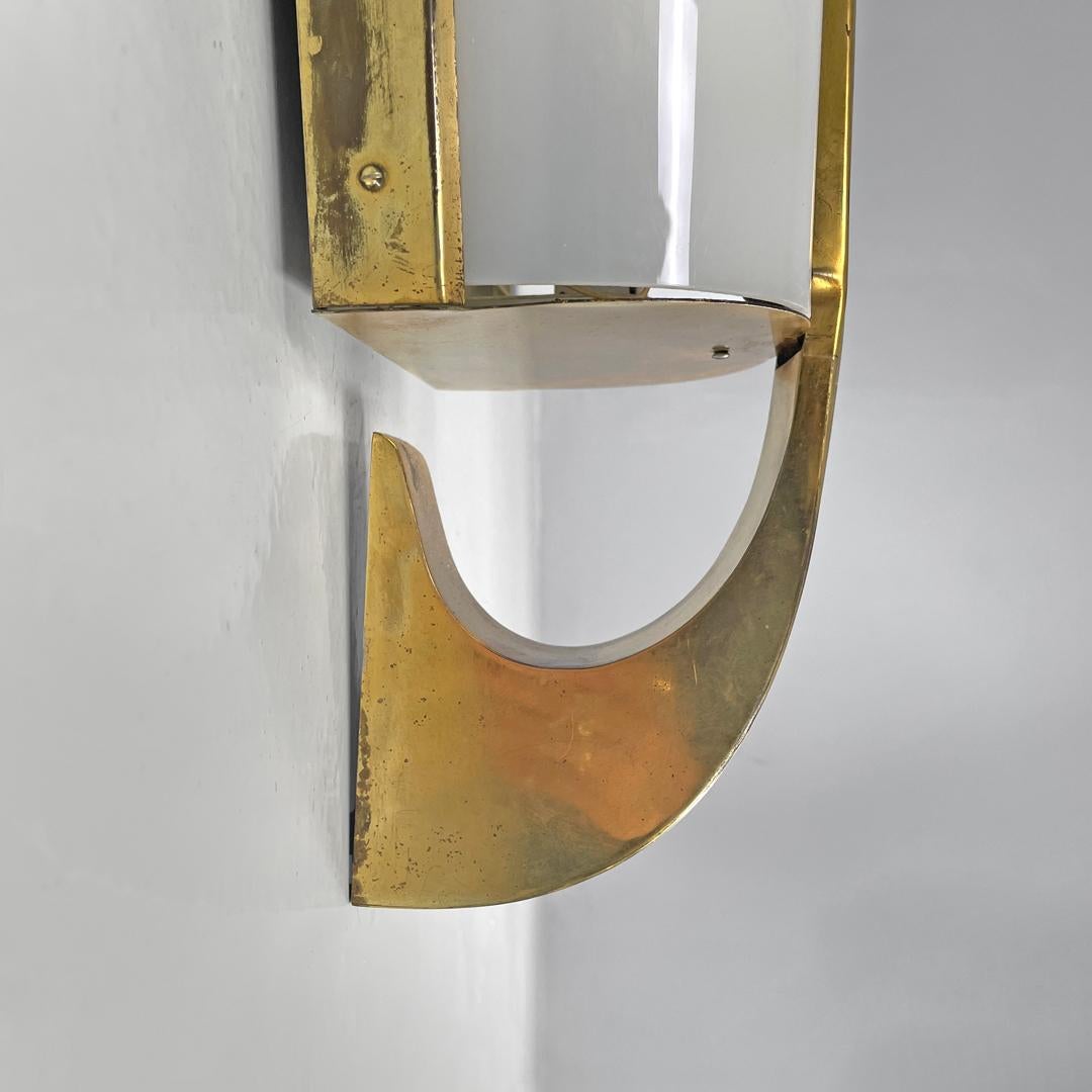 Applique italienne mid-century modern en plexiglas blanc et métal doré, années 1950. en vente 12