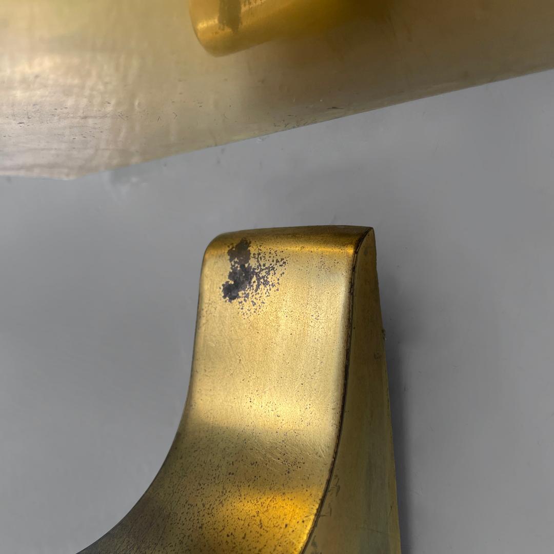 Aplique italiano de mediados de siglo moderno de plexiglás blanco y latón, años 50 en venta 12
