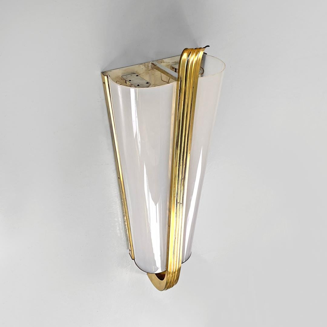 Aplique italiano de mediados de siglo moderno de plexiglás blanco y latón, años 50 Moderno de mediados de siglo en venta