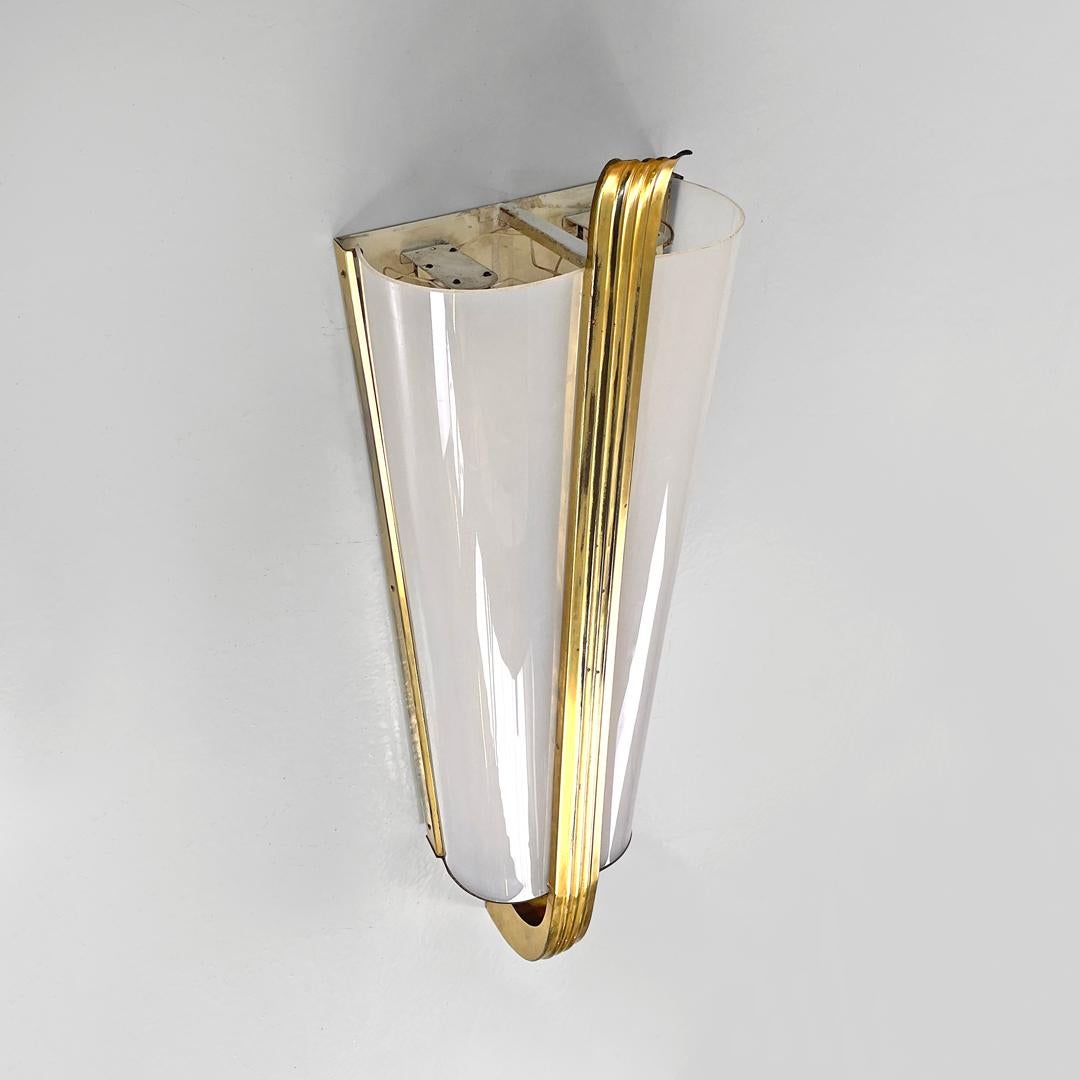 Italienisches modernes Plexiglas aus der Mitte des Jahrhunderts mit goldenen Metallapplikationen, 1950er Jahre (Moderne der Mitte des Jahrhunderts) im Angebot