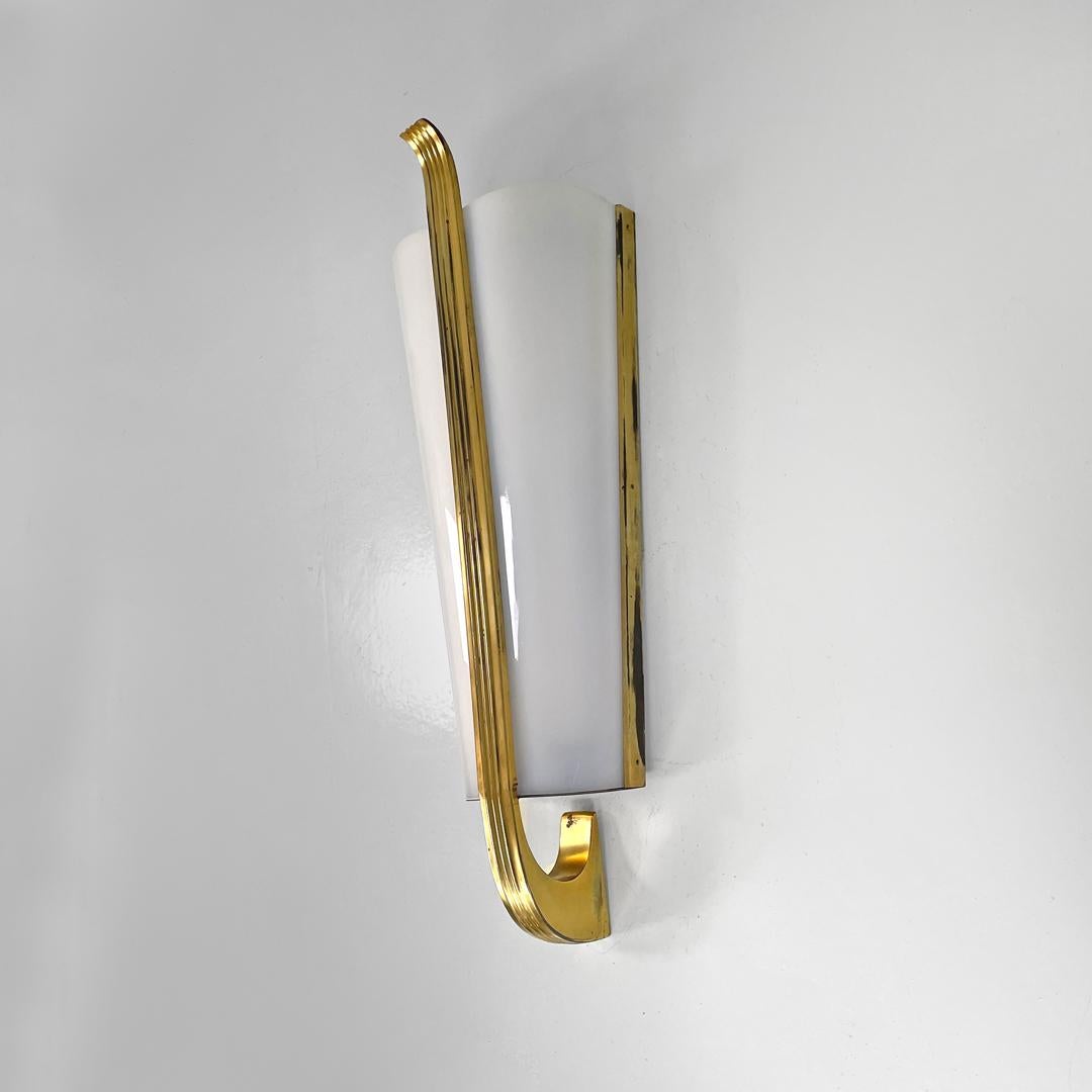 Applique italienne mid-century modern en plexiglas blanc et métal doré, années 1950. Bon état - En vente à MIlano, IT