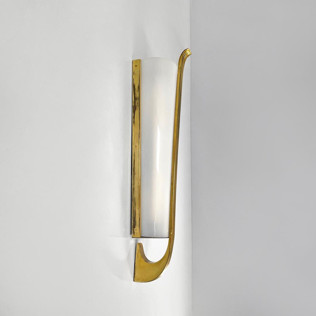 Aplique italiano de mediados de siglo moderno de plexiglás blanco y latón, años 50 en Bueno estado para la venta en MIlano, IT