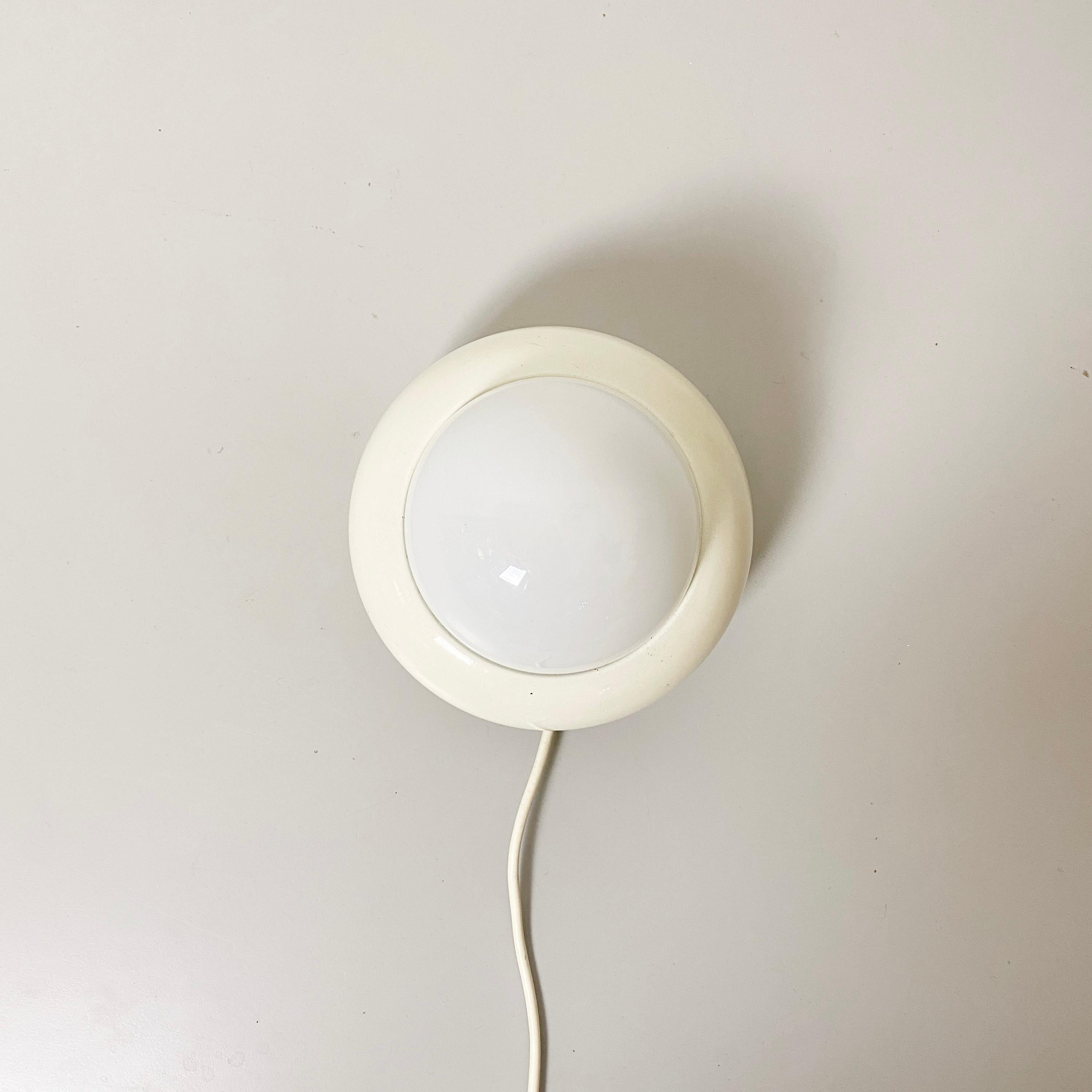 Italian Mid-Century Modern White Table Lamp by Luci, 1970s 1