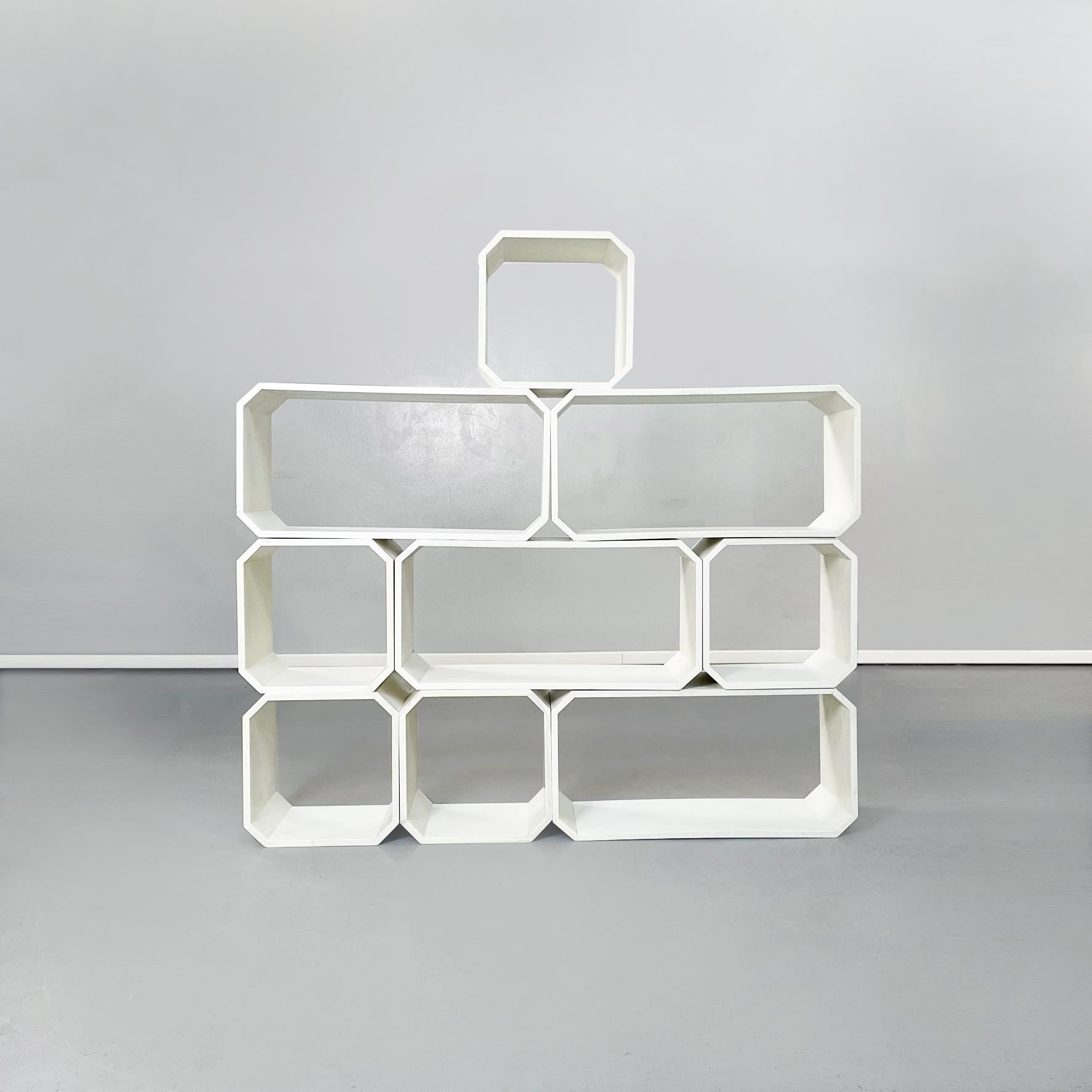 Italian Mid-Century Modern White wood modular bookcase, 1970s.
Modular bookcase composed of 4 rectangles and 5 squares with rounded corners in white painted solid wood. Can be assembled as desired.
1970s.
Vintage conditions. Has several cracks