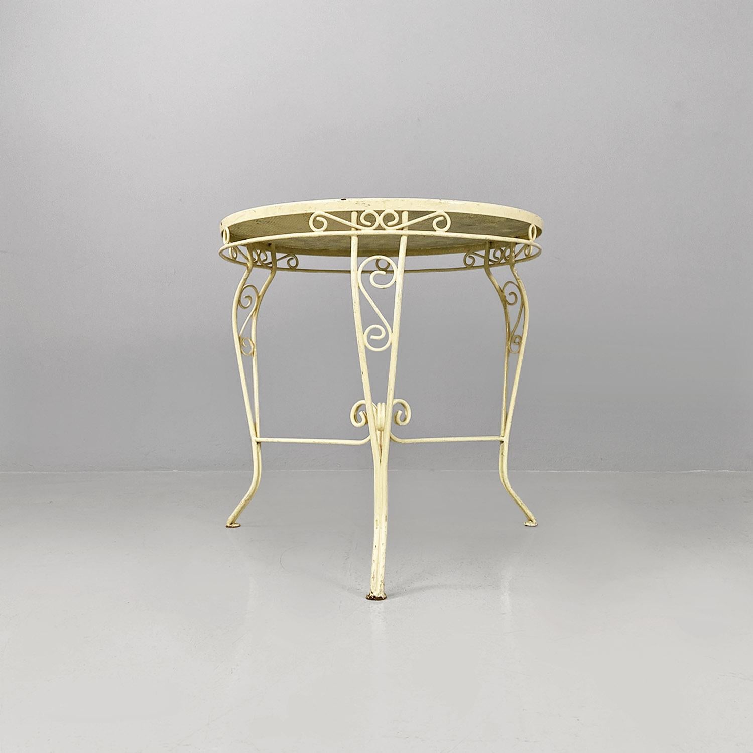 Mid-Century moderno Tavolo da giardino rotondo in ferro battuto bianco, anni '60, Italia, metà del secolo scorso in vendita