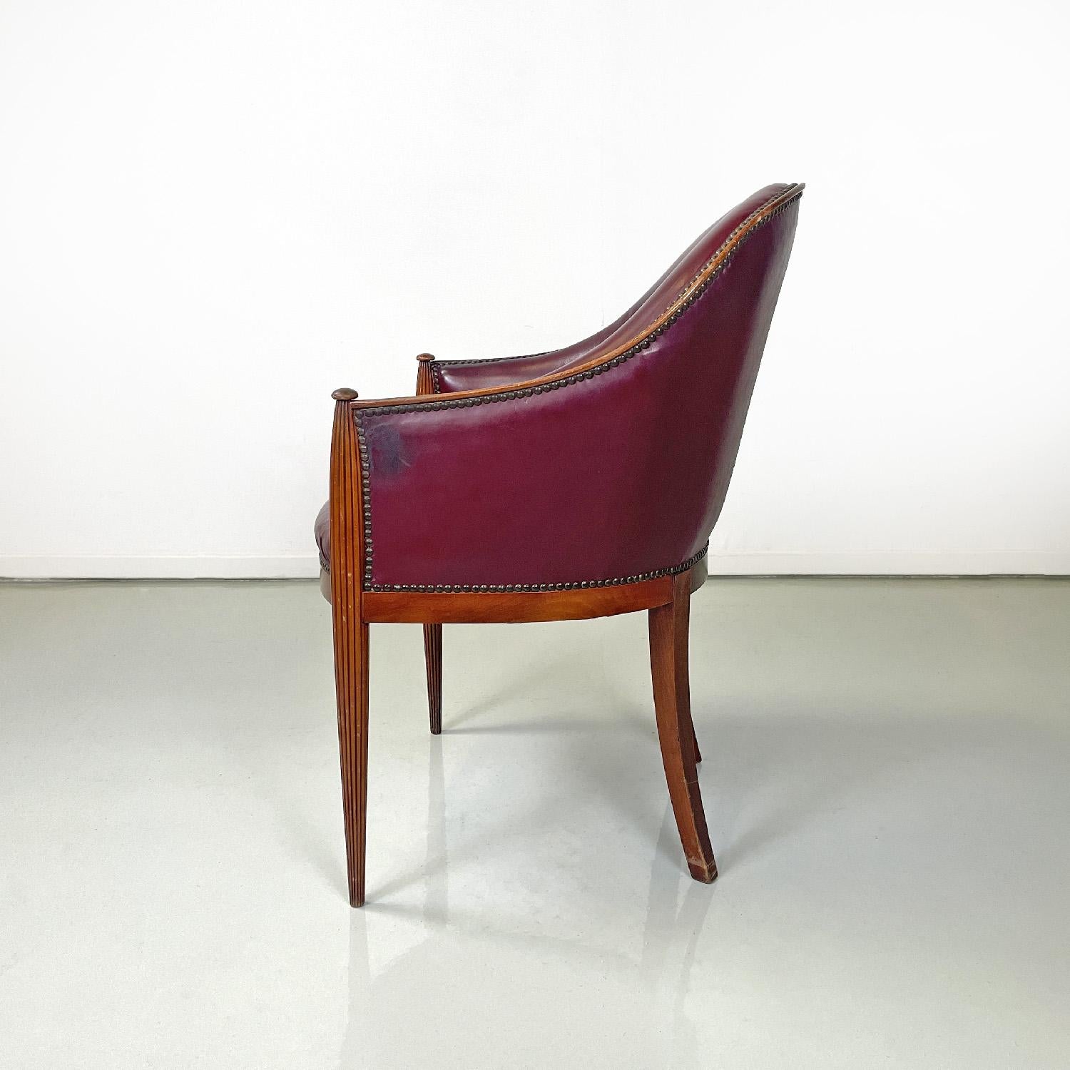 Italian mid-century modern wine-colored leather armchair with studs, 1950s
Tub armchair in wine red leather. The leather extends over the entire surface of the backrest and seat, even on the external part. The profiles of the armchair have bronze