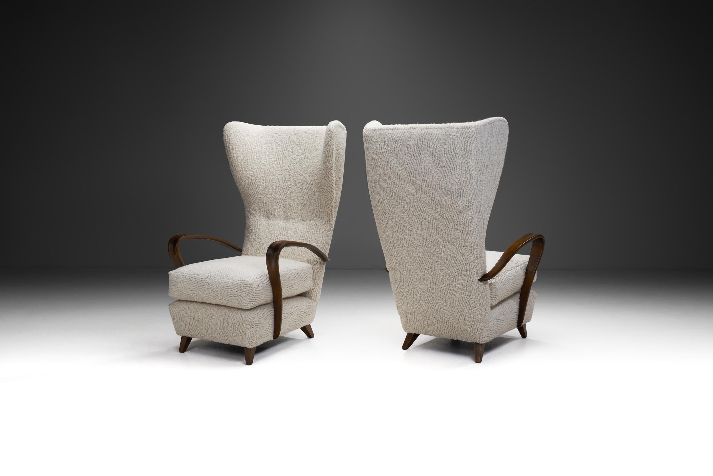 Italienische Mid-Century Modern Wingback Chairs aus Bouclé, Italien 1950er Jahre (Moderne der Mitte des Jahrhunderts) im Angebot