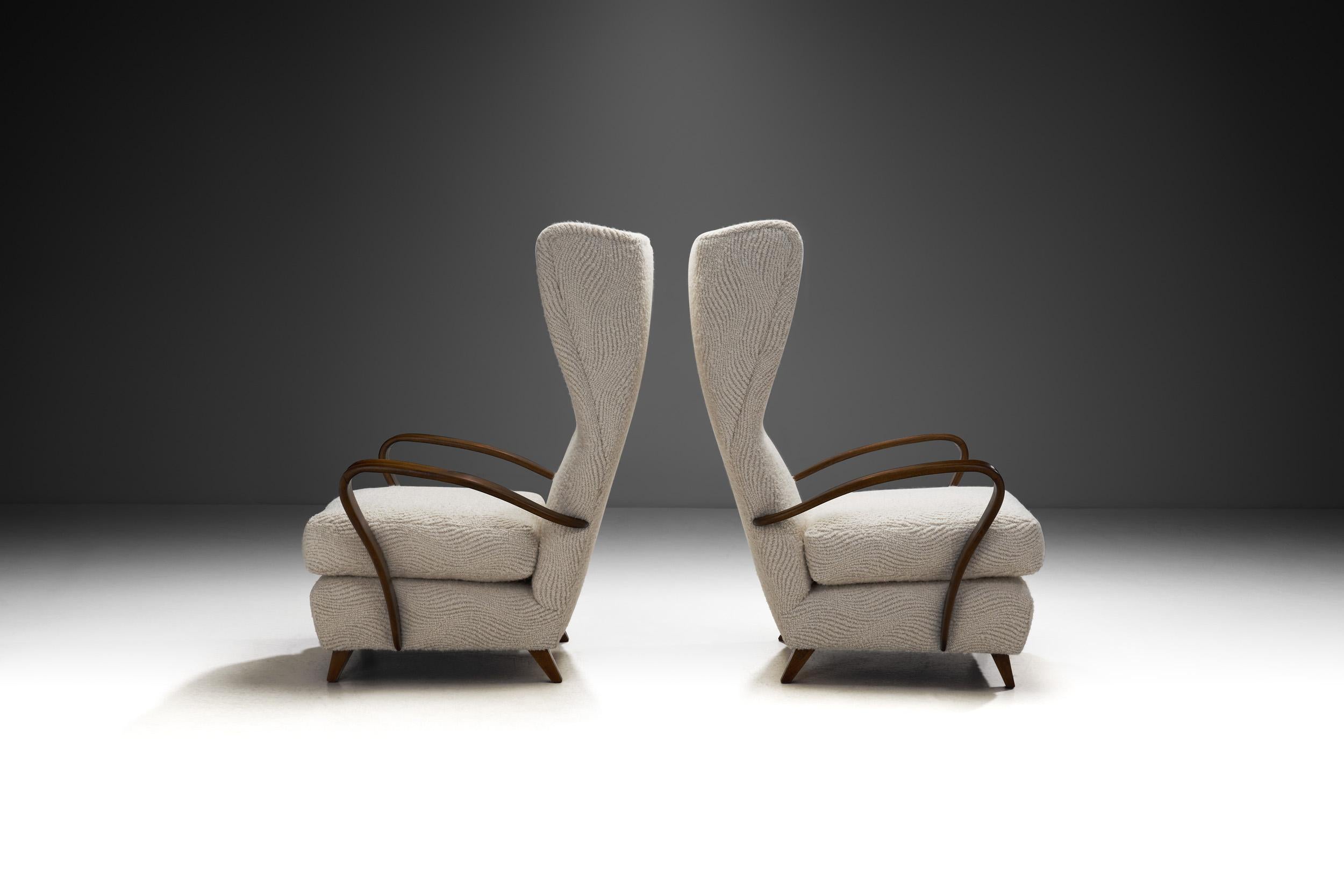 Italienische Mid-Century Modern Wingback Chairs aus Bouclé, Italien 1950er Jahre im Zustand „Gut“ im Angebot in Utrecht, NL