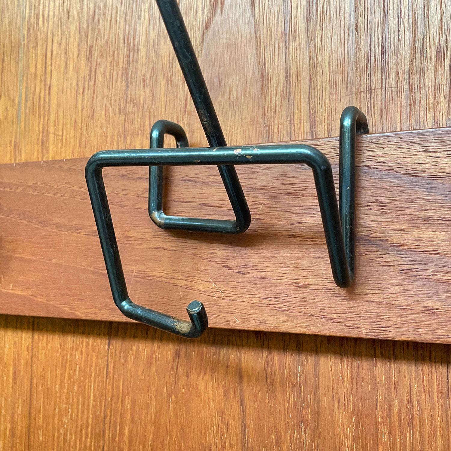 Armadio a muro in legno e metallo nero della metà del secolo scorso con ganci, anni '60 in vendita 3