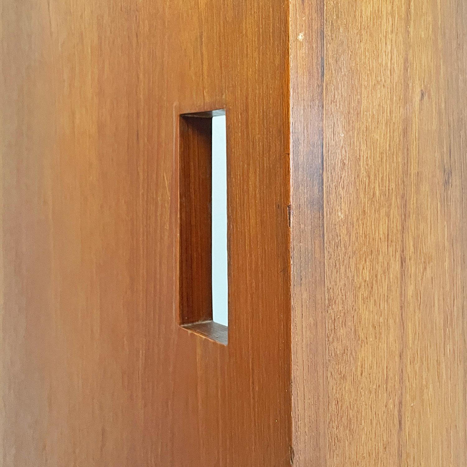 Armadio a muro in legno e metallo nero della metà del secolo scorso con ganci, anni '60 in vendita 4