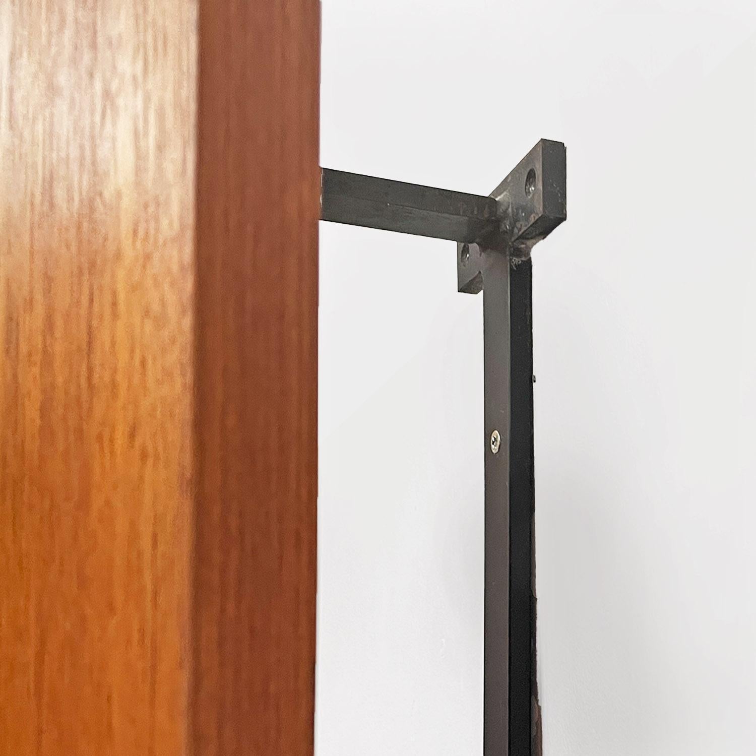 Armadio a muro in legno e metallo nero della metà del secolo scorso con ganci, anni '60 in vendita 6