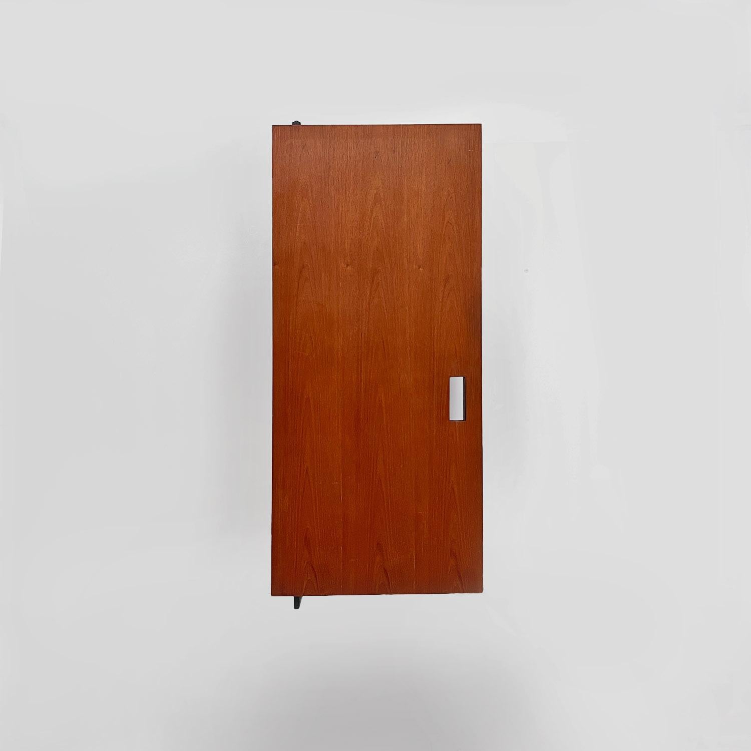 Mid-Century moderno Armadio a muro in legno e metallo nero della metà del secolo scorso con ganci, anni '60 in vendita