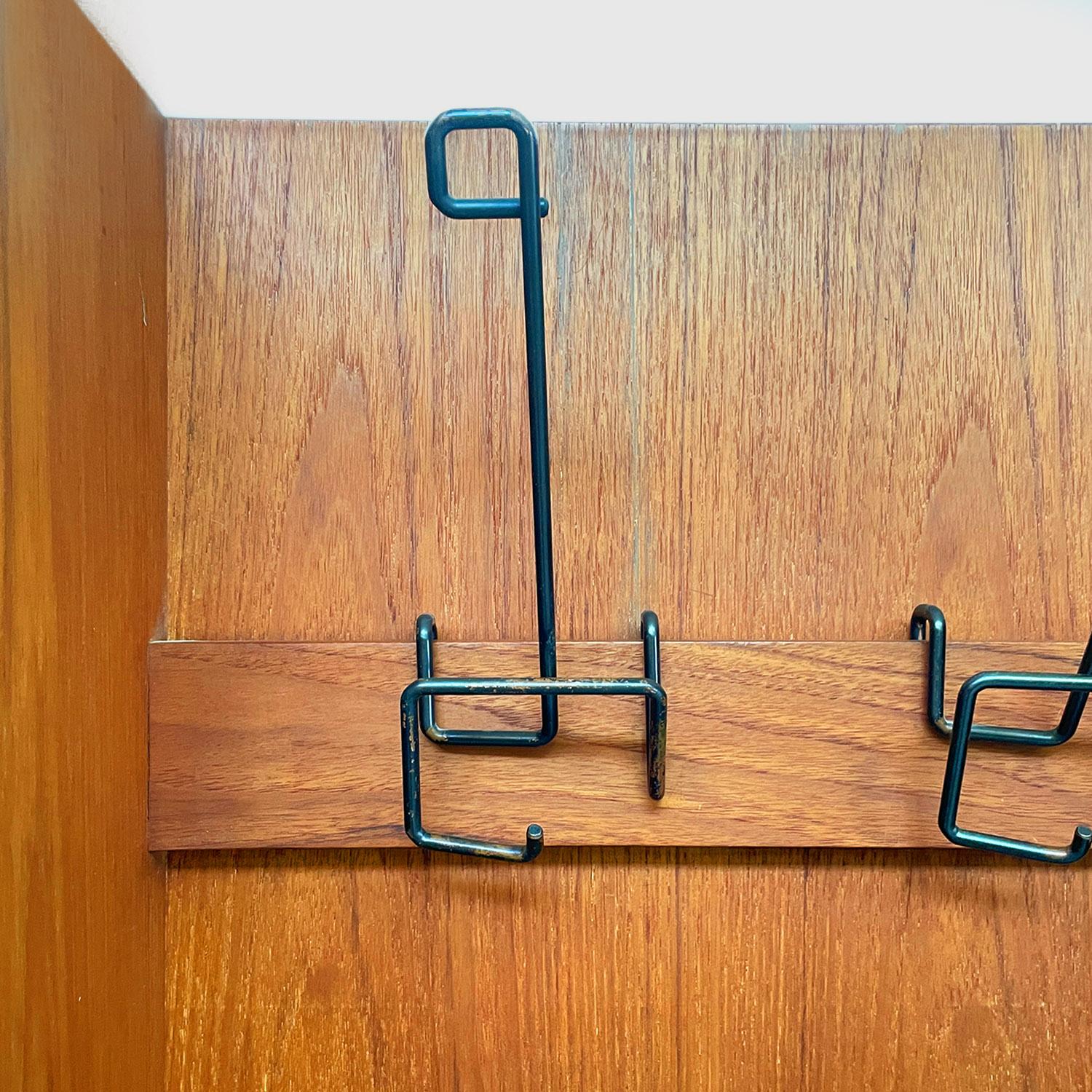 Armadio a muro in legno e metallo nero della metà del secolo scorso con ganci, anni '60 in vendita 2