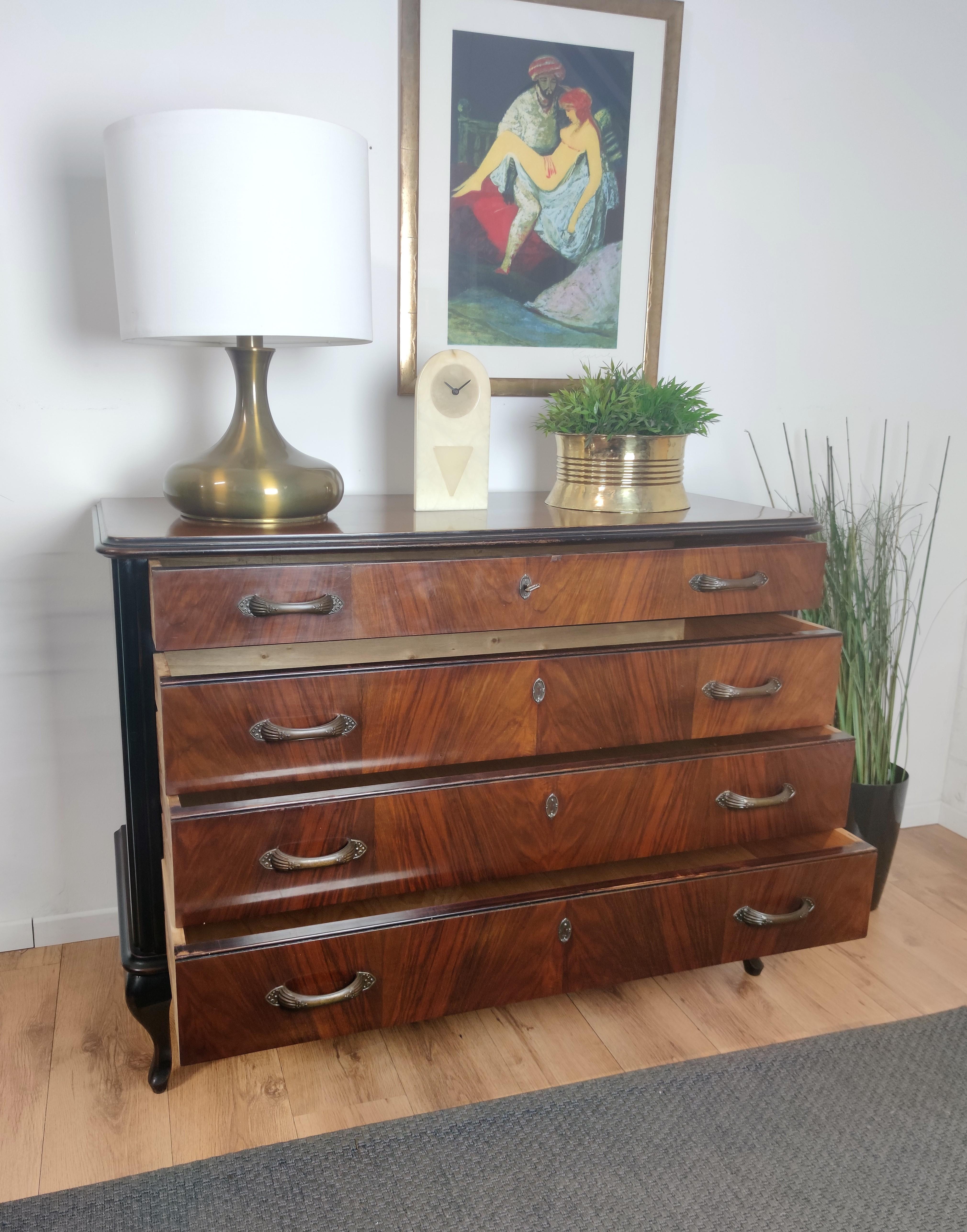 Italian Mid-Century Modern Wood and Brass Commode Dresser Chest of 4 Drawers In Good Condition For Sale In Carimate, Como