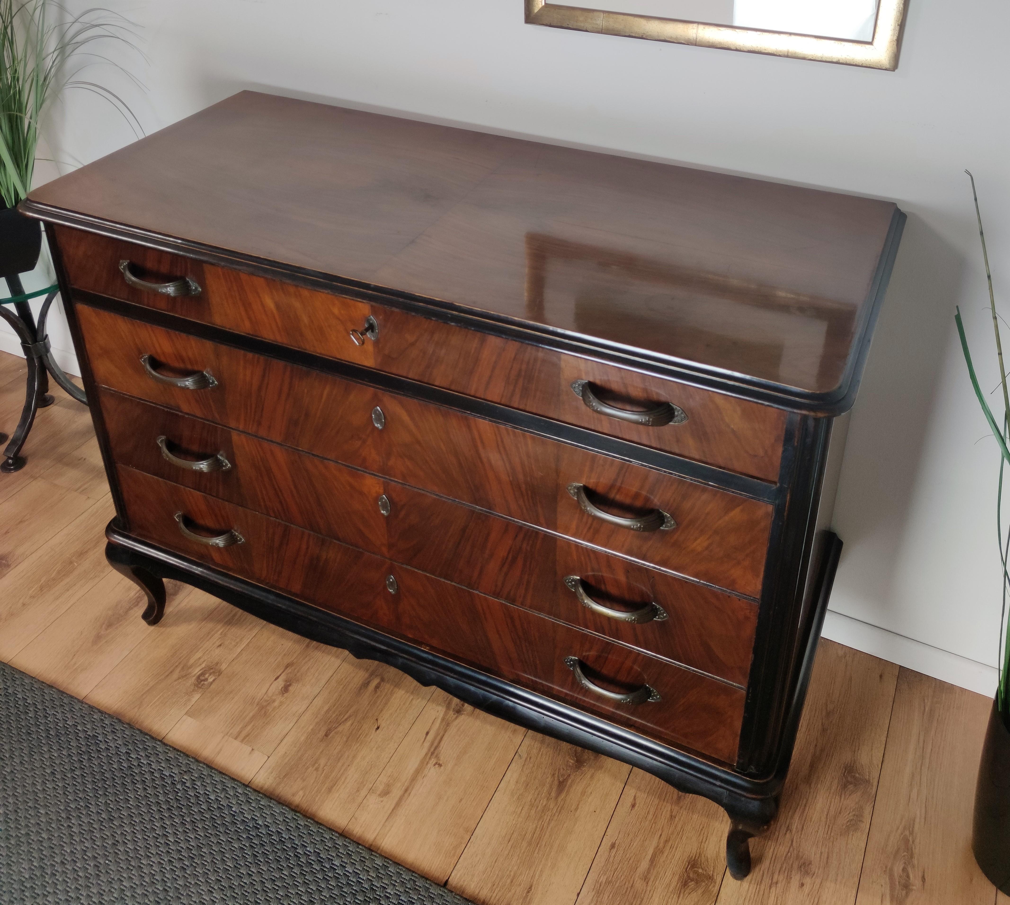 Commode italienne moderne du milieu du siècle dernier en bois et laiton commode à 4 tiroirs en vente 1