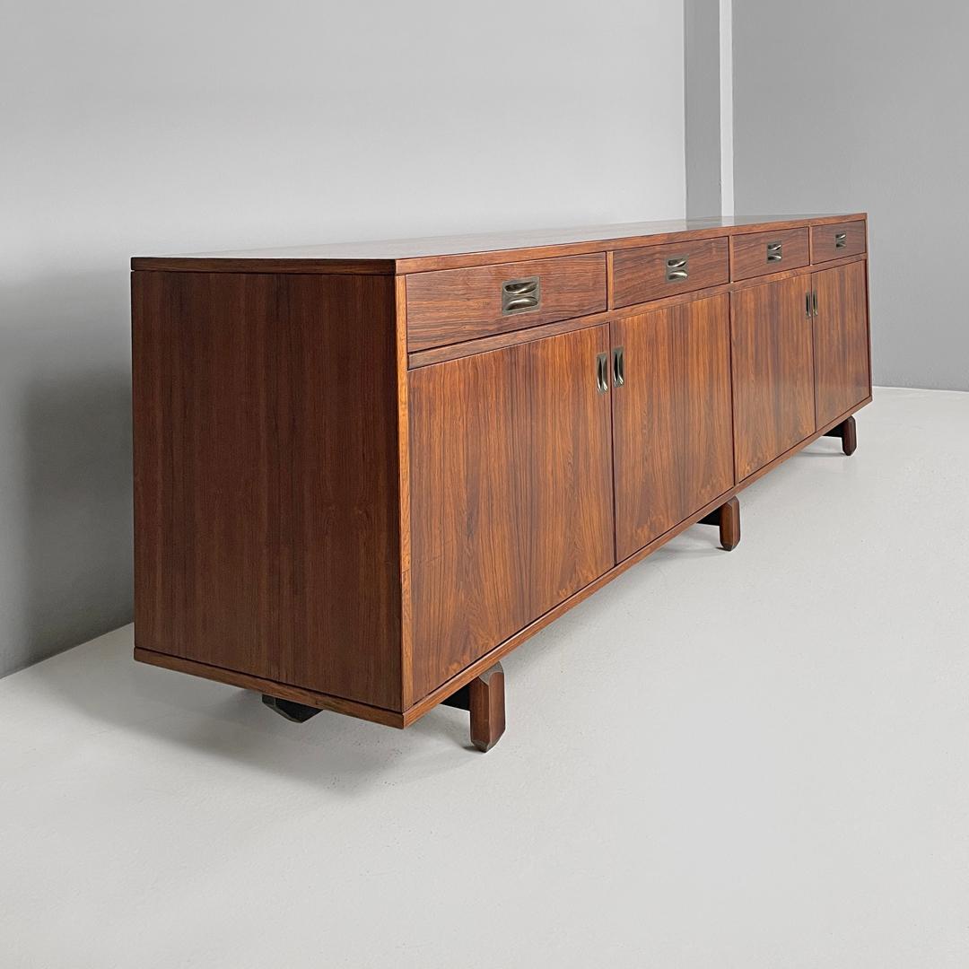 Italienisches Sideboard aus Holz und Messing mit Griffen aus der Mitte des Jahrhunderts von Stildomus, 1960er Jahre im Zustand „Gut“ im Angebot in MIlano, IT