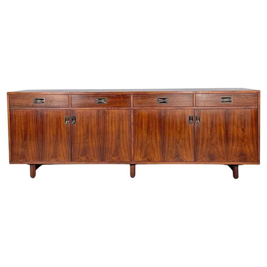 Italienisches Sideboard aus Holz und Messing mit Griffen aus der Mitte des Jahrhunderts von Stildomus, 1960er Jahre