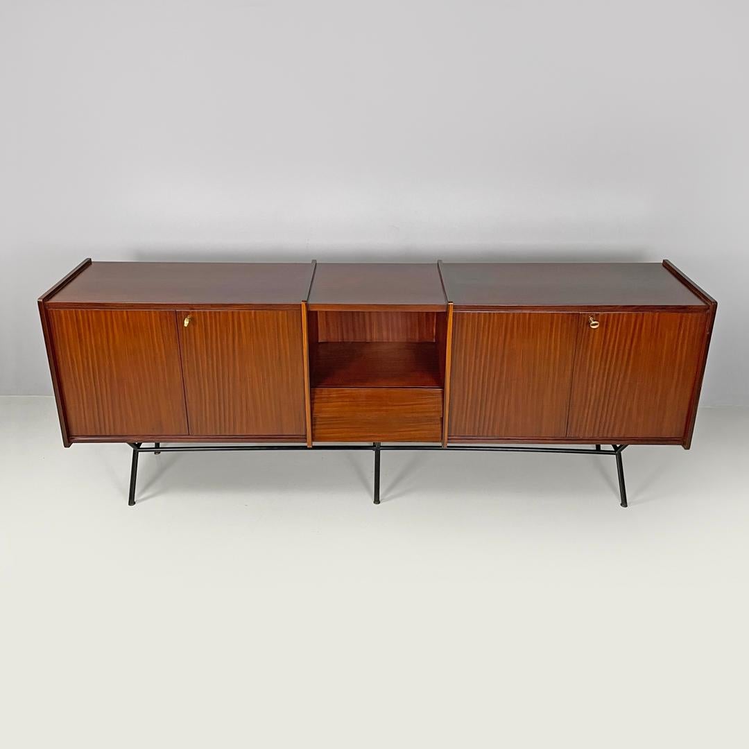 Italian mid-century modern wood and brass sideboard with drawers and doors 1960s In Good Condition In MIlano, IT