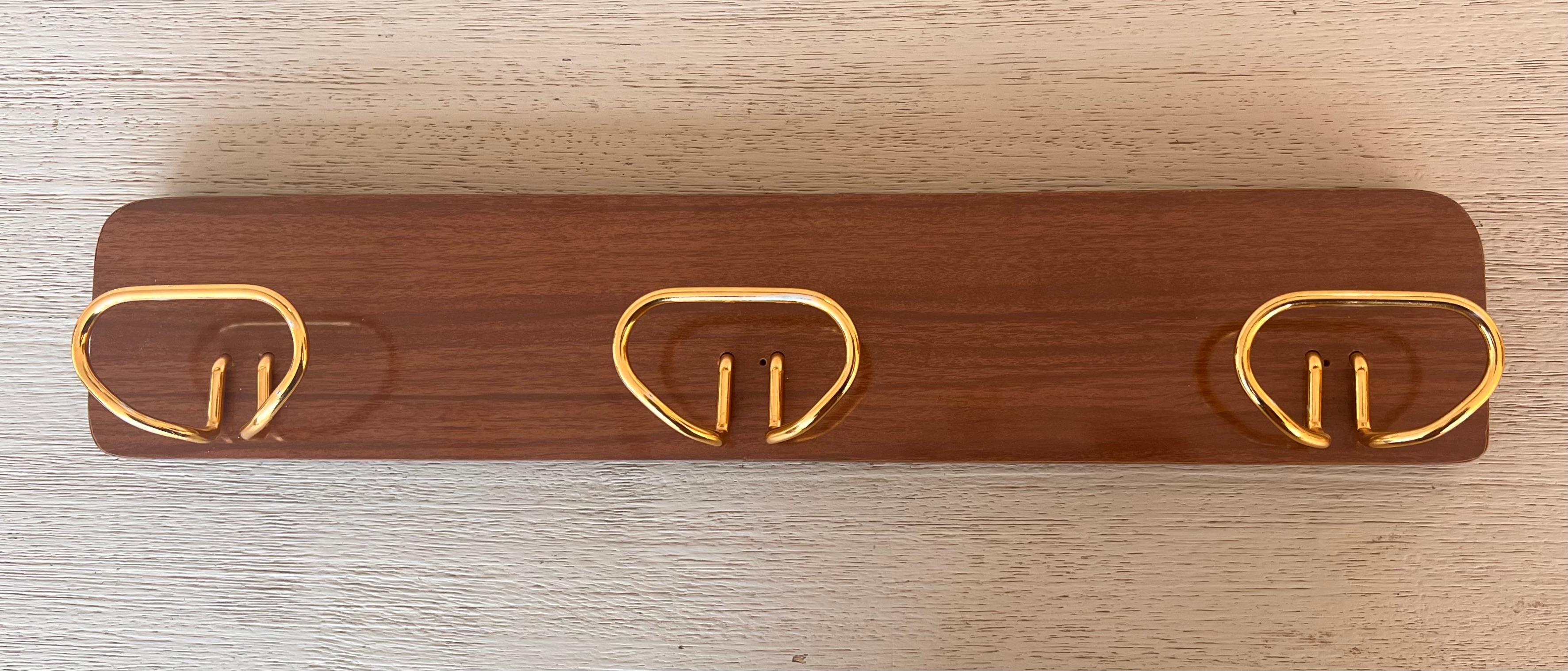 Italian, Mid-Century Modern Wood and Brass Wall Coat Hanger, 1960s In Good Condition For Sale In Miami, FL