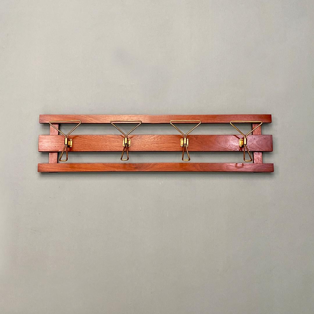 Italian Mid-Century Modern Wood and Brass Wall Coat Hanger, 1960s In Good Condition For Sale In MIlano, IT