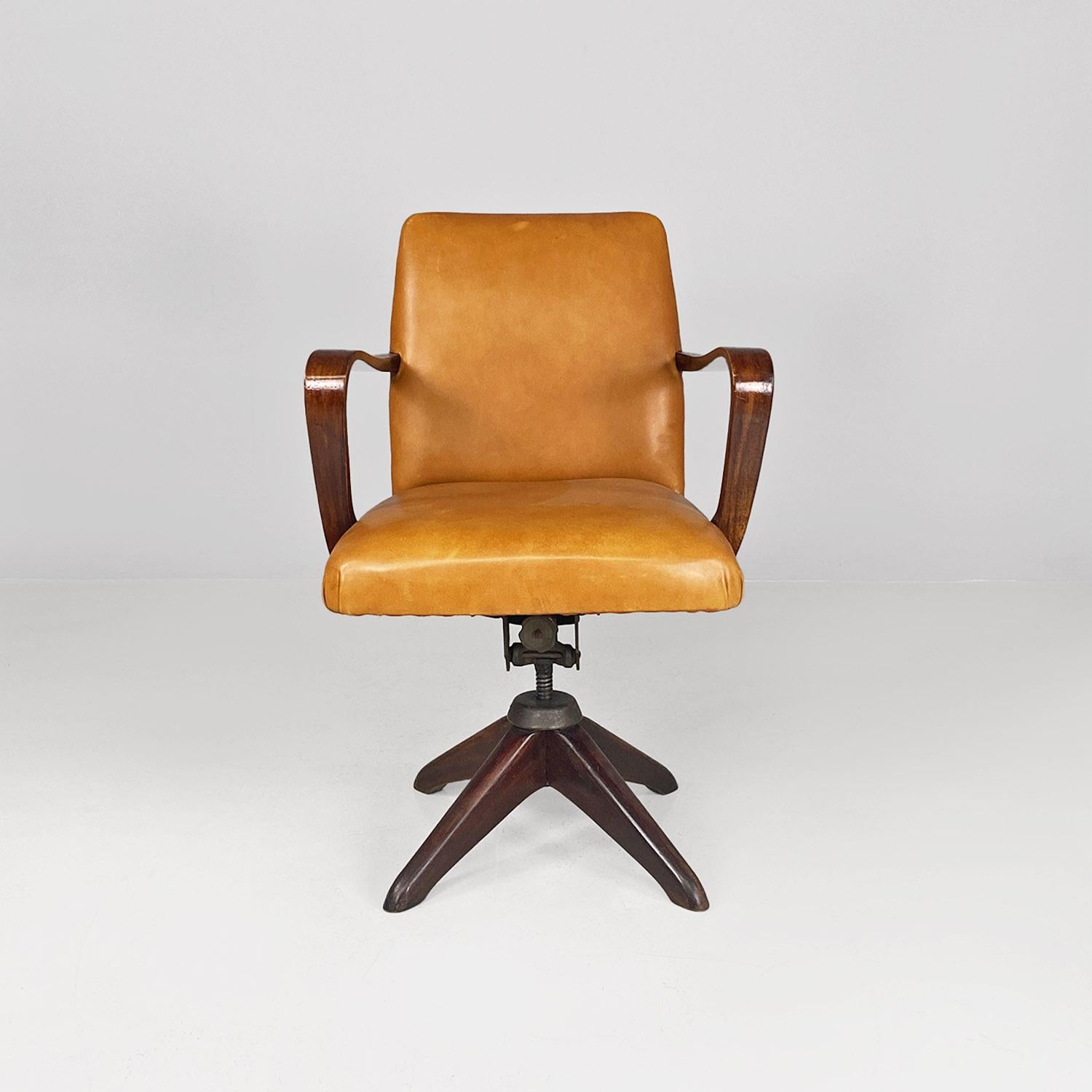 Italian mid-century modern wood and brown leather swivel office armchair, 1960s In Good Condition In MIlano, IT