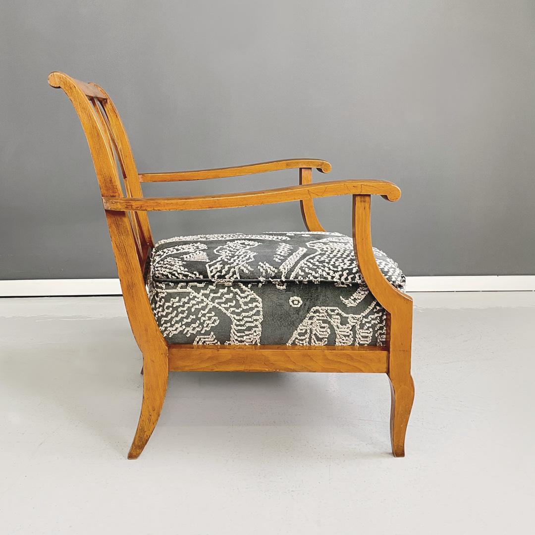 Italian mid-century modern wood and green grey white fabric armchair, 1940s  In Good Condition In MIlano, IT