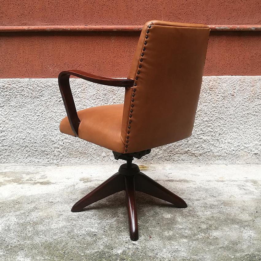 Italian Mid-Century Modern Wood and Leather Swivel Office Armchair, 1960s In Good Condition For Sale In MIlano, IT