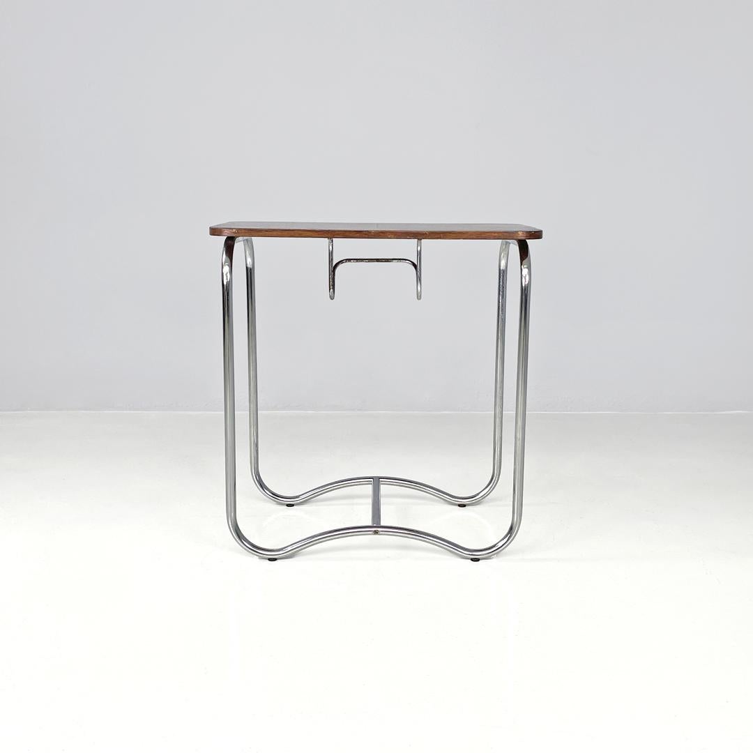 Mid-Century Modern Table basse italienne en bois et métal de style The Moderns avec crochet à journaux années 1950 en vente