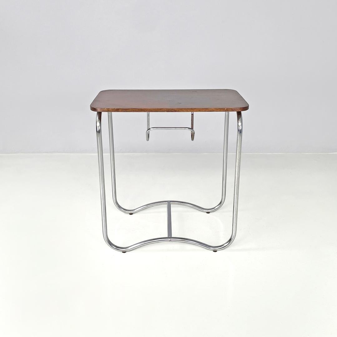 Métal Table basse italienne en bois et métal de style The Moderns avec crochet à journaux années 1950 en vente