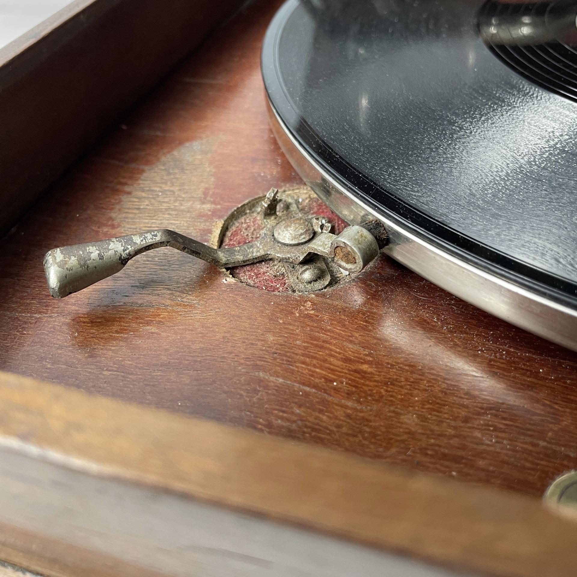 Grammofono italiano in legno e metallo della metà del secolo scorso di C.C., anni '40 in vendita 3