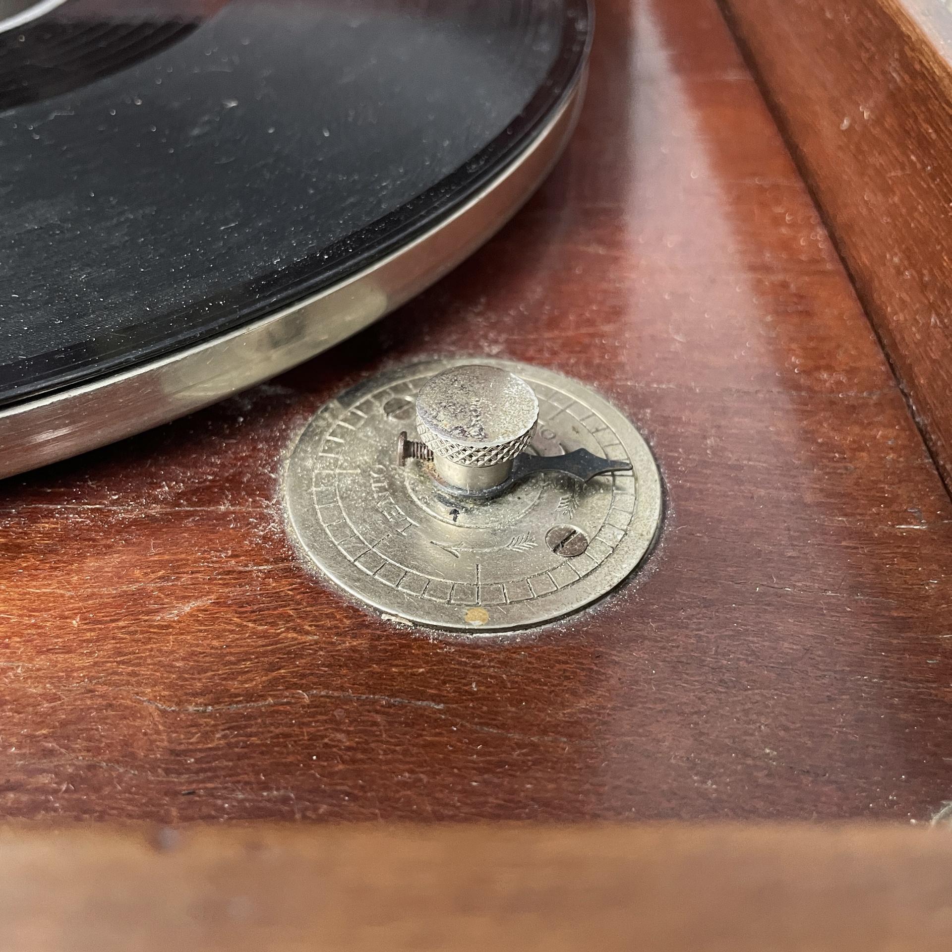 Grammofono italiano in legno e metallo della metà del secolo scorso di C.C., anni '40 in vendita 4