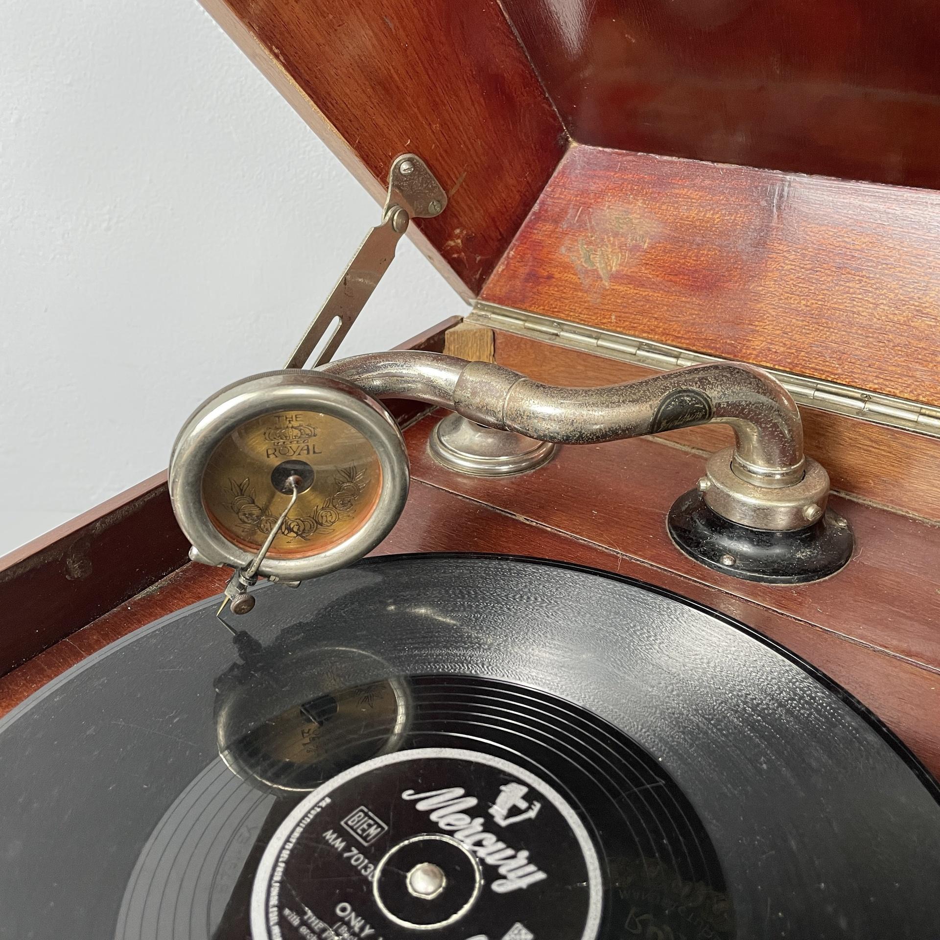 Grammofono italiano in legno e metallo della metà del secolo scorso di C.C., anni '40 in vendita 5