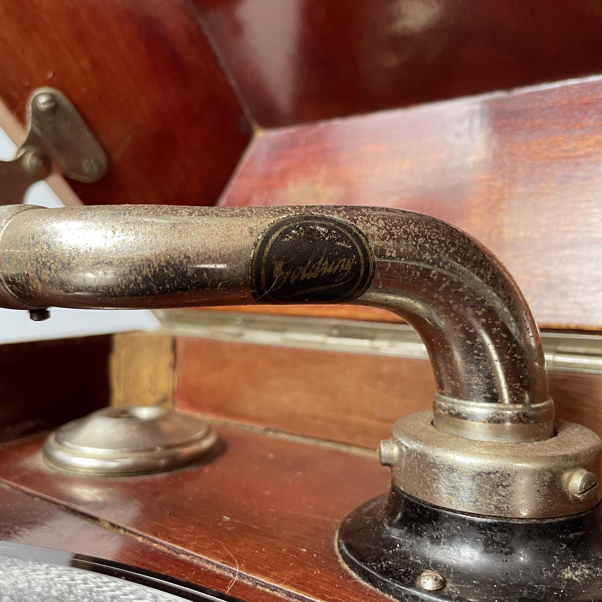 Grammofono italiano in legno e metallo della metà del secolo scorso di C.C., anni '40 in vendita 6