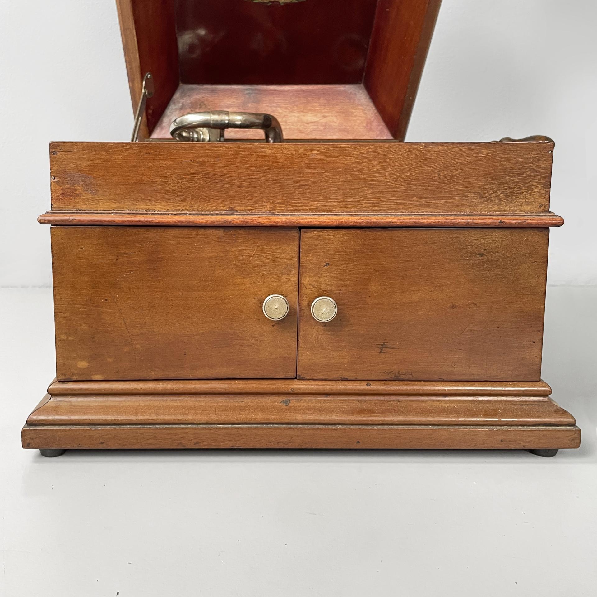 Grammofono italiano in legno e metallo della metà del secolo scorso di C.C., anni '40 in vendita 8