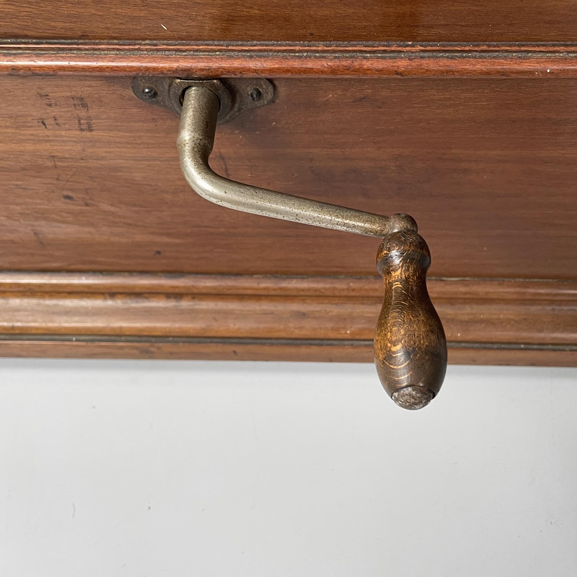 Grammofono italiano in legno e metallo della metà del secolo scorso di C.C., anni '40 in vendita 9