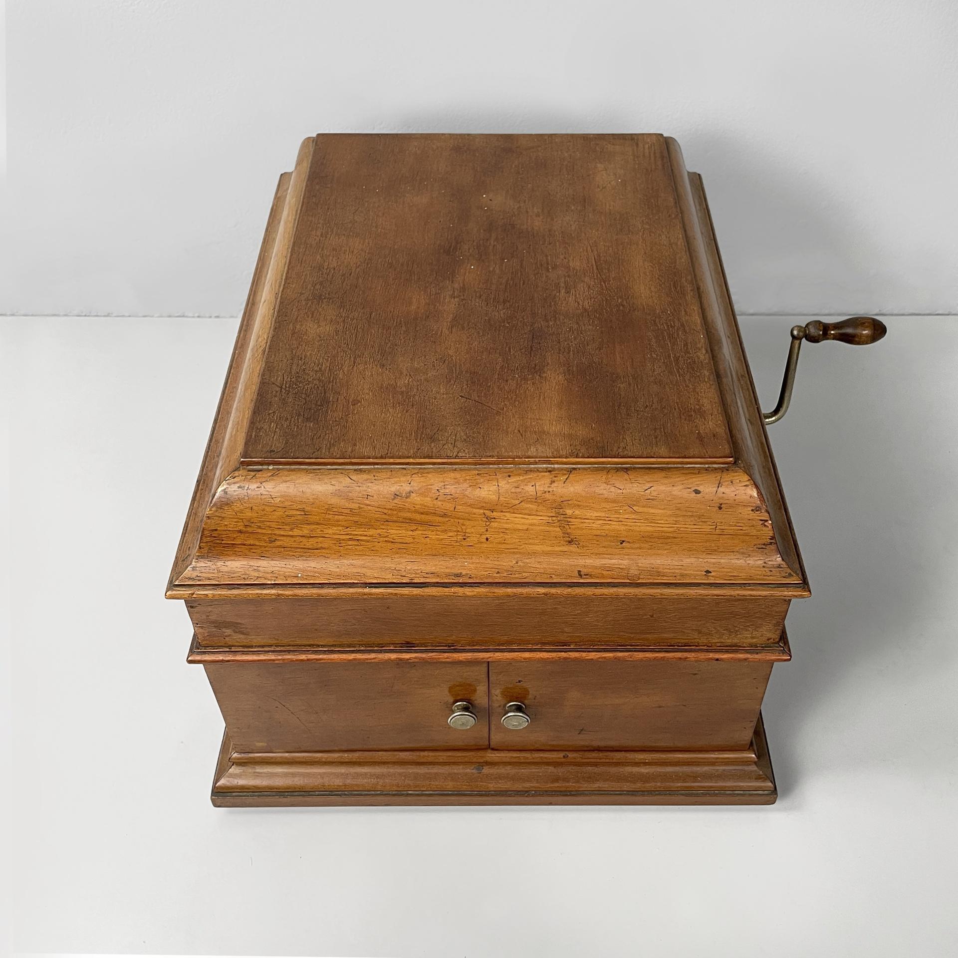 Mid-Century moderno Grammofono italiano in legno e metallo della metà del secolo scorso di C.C., anni '40 in vendita