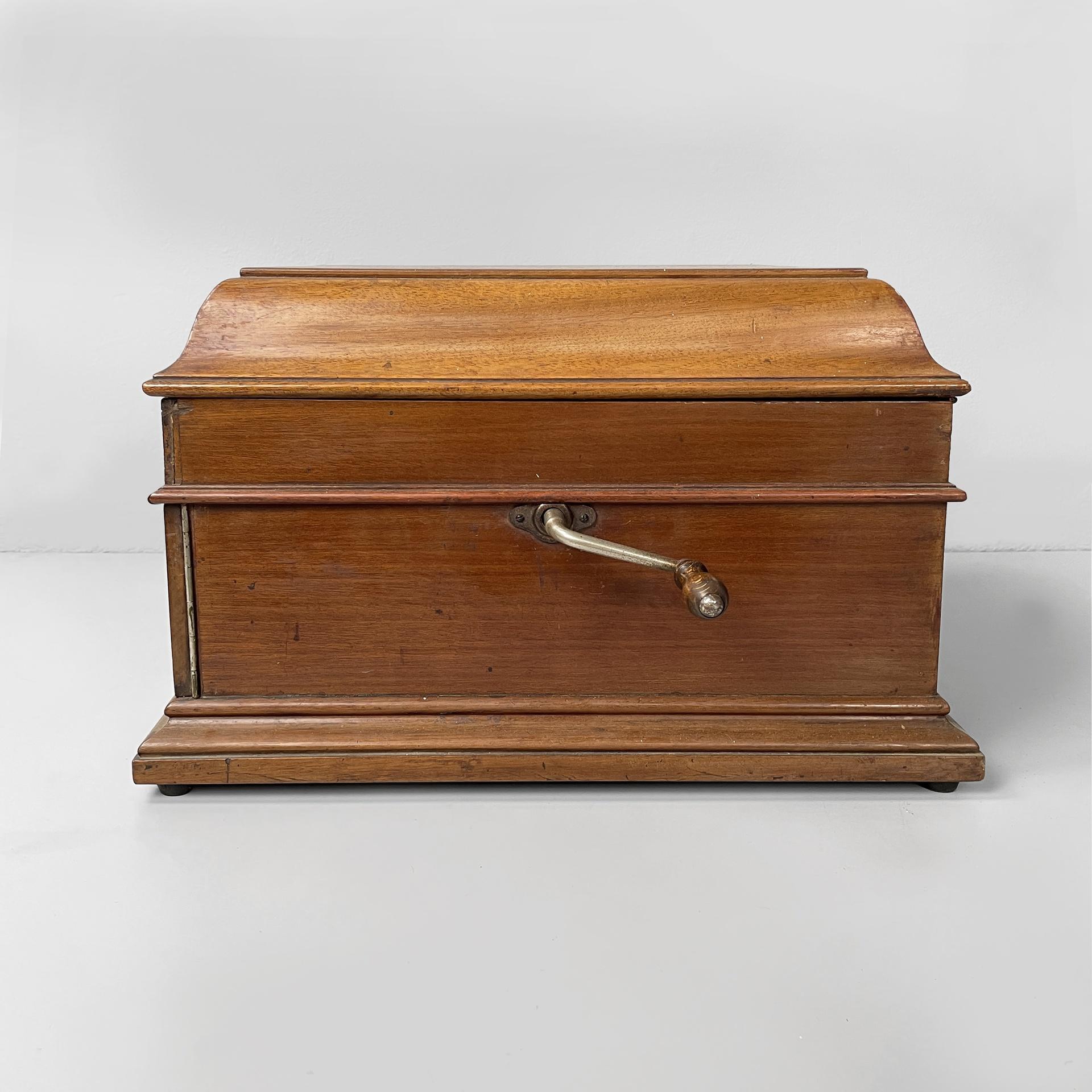 Italiano Grammofono italiano in legno e metallo della metà del secolo scorso di C.C., anni '40 in vendita