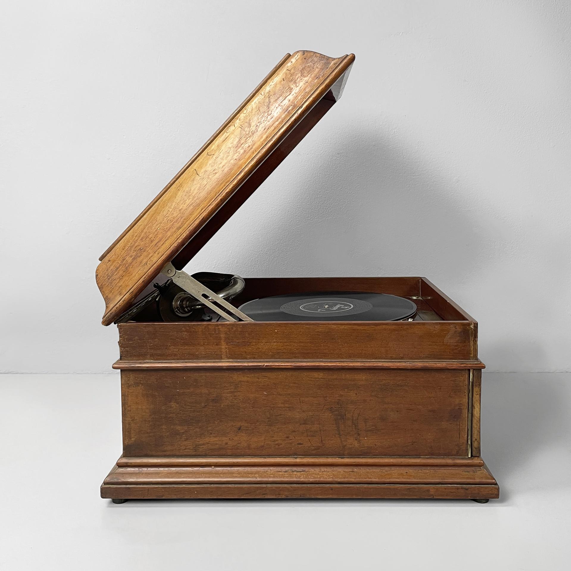 Grammofono italiano in legno e metallo della metà del secolo scorso di C.C., anni '40 In condizioni discrete in vendita a MIlano, IT